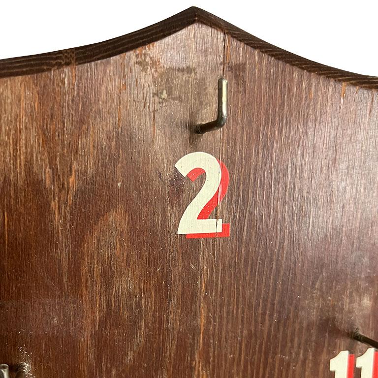 Mid-Century moderno Gioco di lancio di scudi o anelli in legno vintage con ganci dopo Abercrombie in vendita