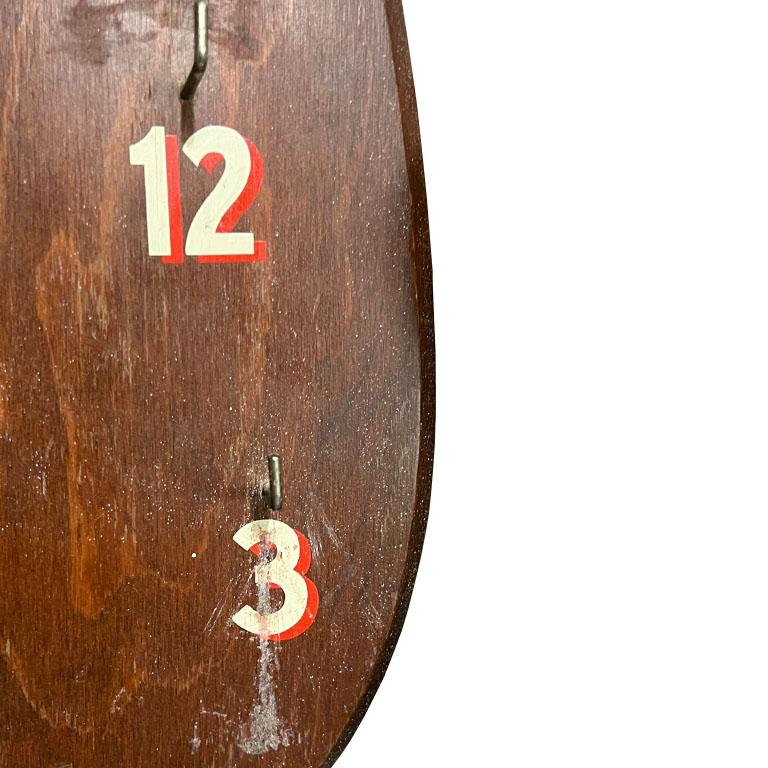Americano Gioco di lancio di scudi o anelli in legno vintage con ganci dopo Abercrombie in vendita