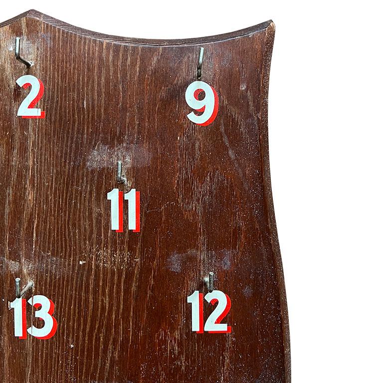 XX secolo Gioco di lancio di scudi o anelli in legno vintage con ganci dopo Abercrombie in vendita