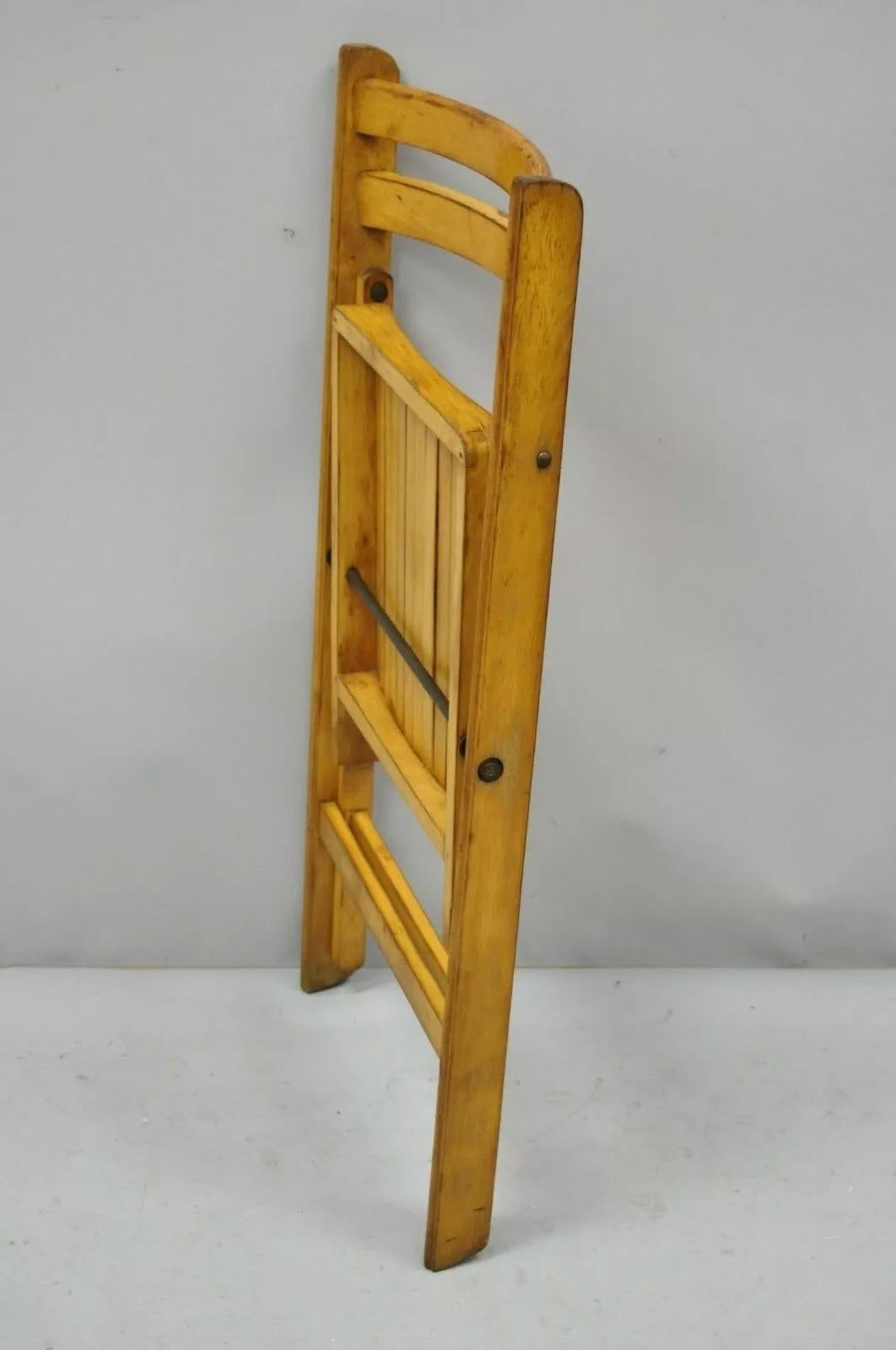 Vintage Wood Slat Seat Mid Century Modern Folding Dining Game Chair In Good Condition For Sale In Philadelphia, PA