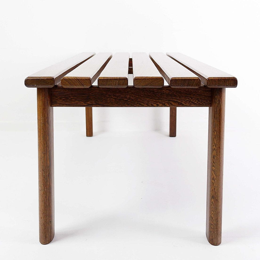Banc vintage à lattes en bois - années 1960
Banc - Minimaliste - table d'appoint
Dimensions : 122cmx47cm H:40cm 
Matériau : Bois 
Il s'intégrera parfaitement dans votre entrée, votre chambre ou votre salon. Excellent état avec très peu de signes