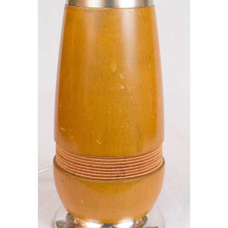 Lampe de table en bois, avec détails d'origine enveloppés de cordon. Base et quincaillerie en argent. C. 1930.

Dimensions : 
Hauteur : 14
Largeur (diamètre) : 4,5.