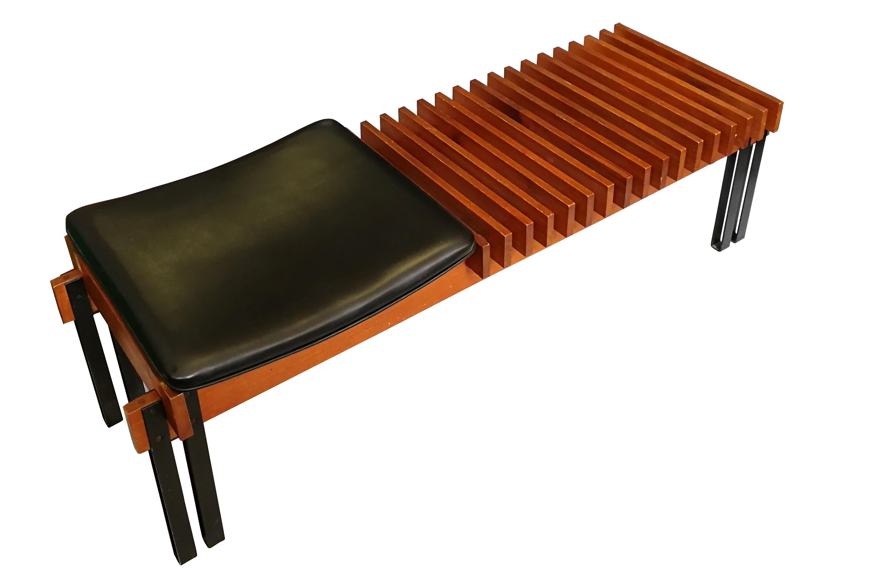 Vintage wood teak bench in lacquered metal, with pillow dressed in tiny imitation leather.
Very good conditions.