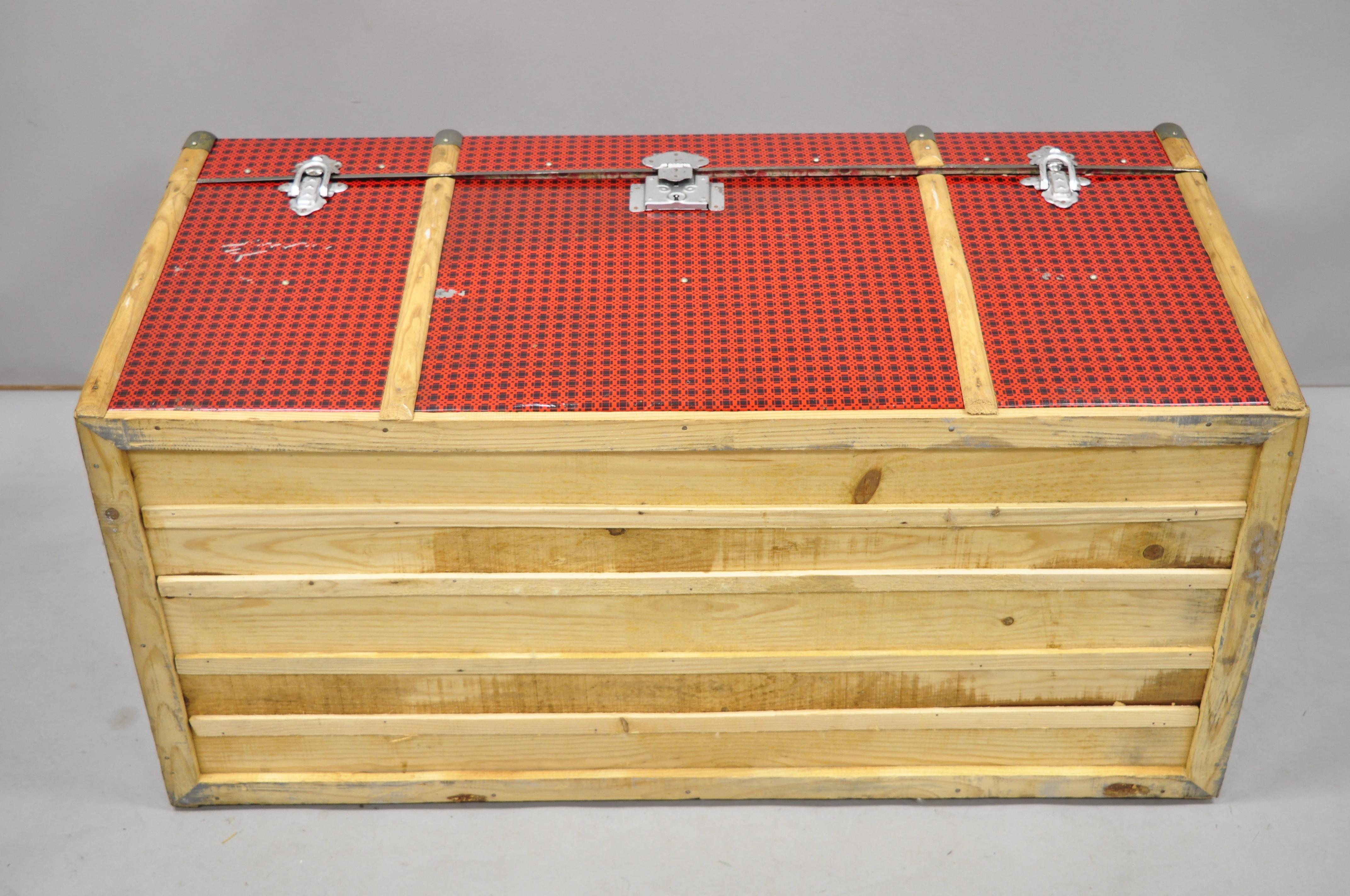 Boîte à coffret vintage en bois enveloppée d'étain et de fausse osier rouge en vente 4