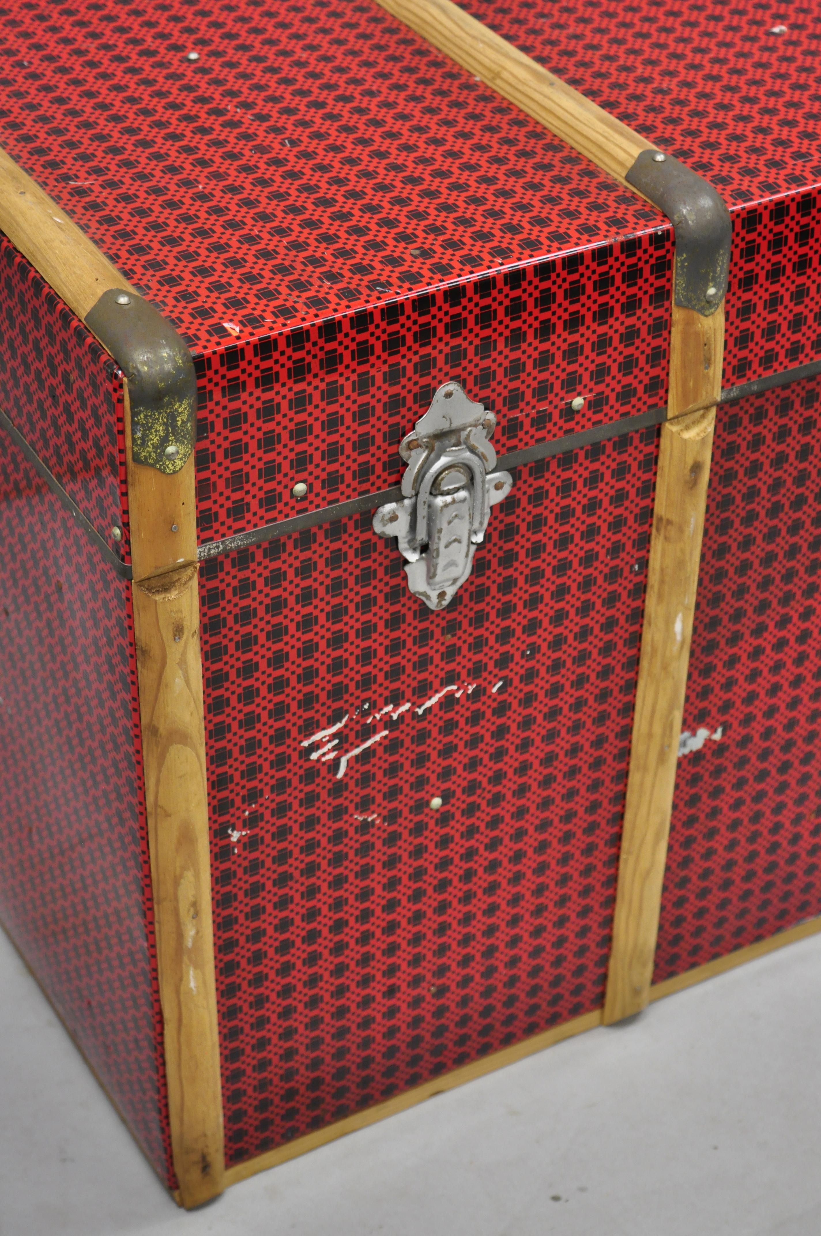 Boîte à coffret vintage en bois enveloppée d'étain et de fausse osier rouge Bon état - En vente à Philadelphia, PA