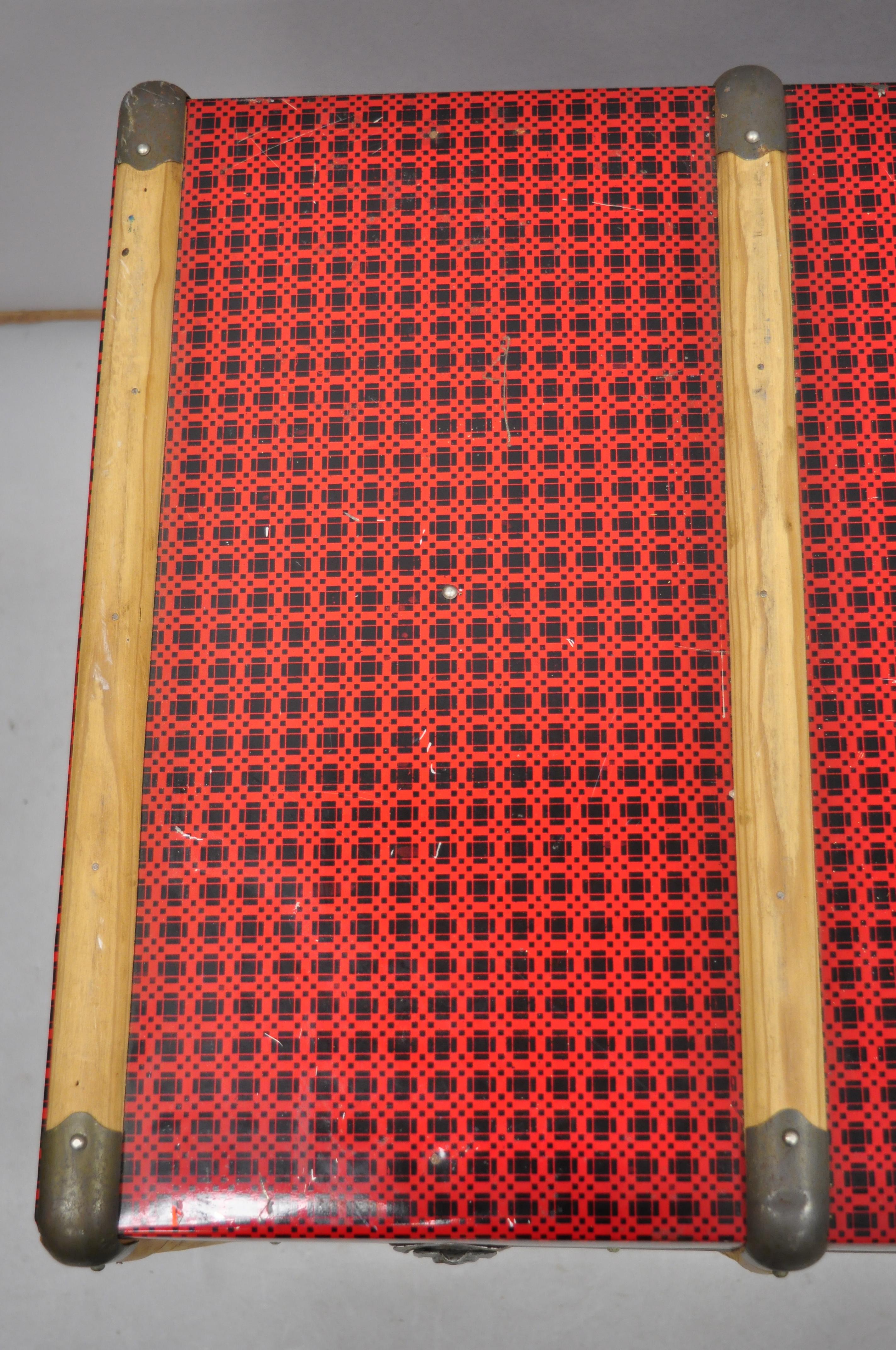 Kommodenschachtel aus rotem Korbweide mit Holz-Tin-Metall umwickelt (20. Jahrhundert) im Angebot