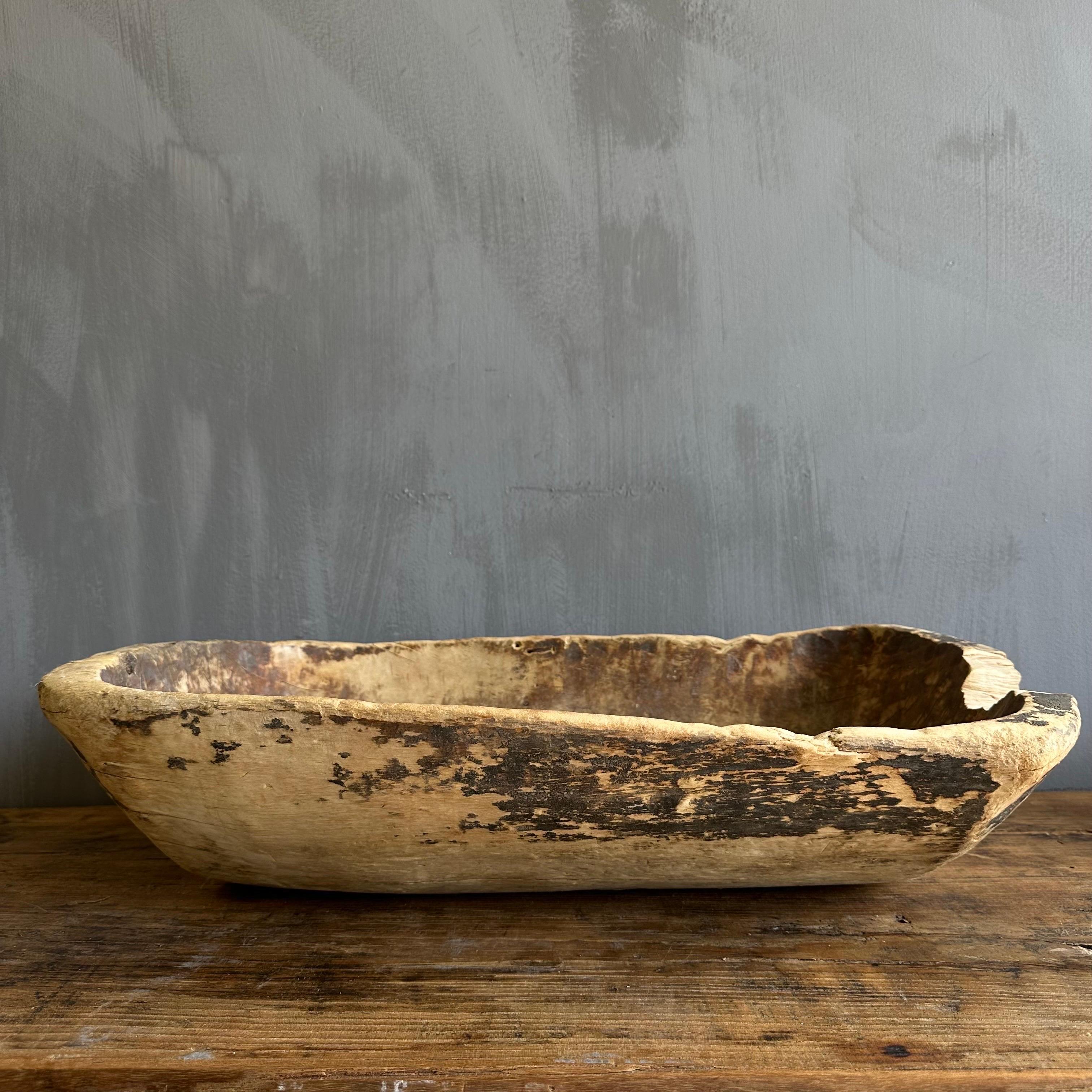 Vintage wood trough decorative bowl
 Beautiful wood trough with natural patina. Can be used on a dining table or server for decoration.
Wood is natural with patina. Some troughs will have decorative metal on or around the bowl, please view the