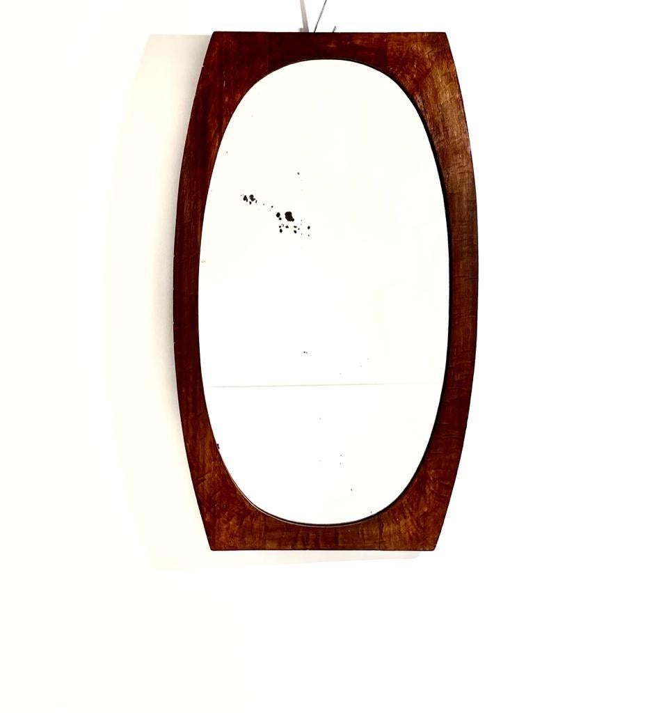 
Ein schöner italienischer Spiegel im Stil der Mitte des Jahrhunderts aus den 1950er Jahren, entworfen von dem berühmten italienischen Designer Gianfranco Frattini. Massivholzstruktur und Originalglas mit wunderbaren Spuren der Zeit. 

Ideal sowohl