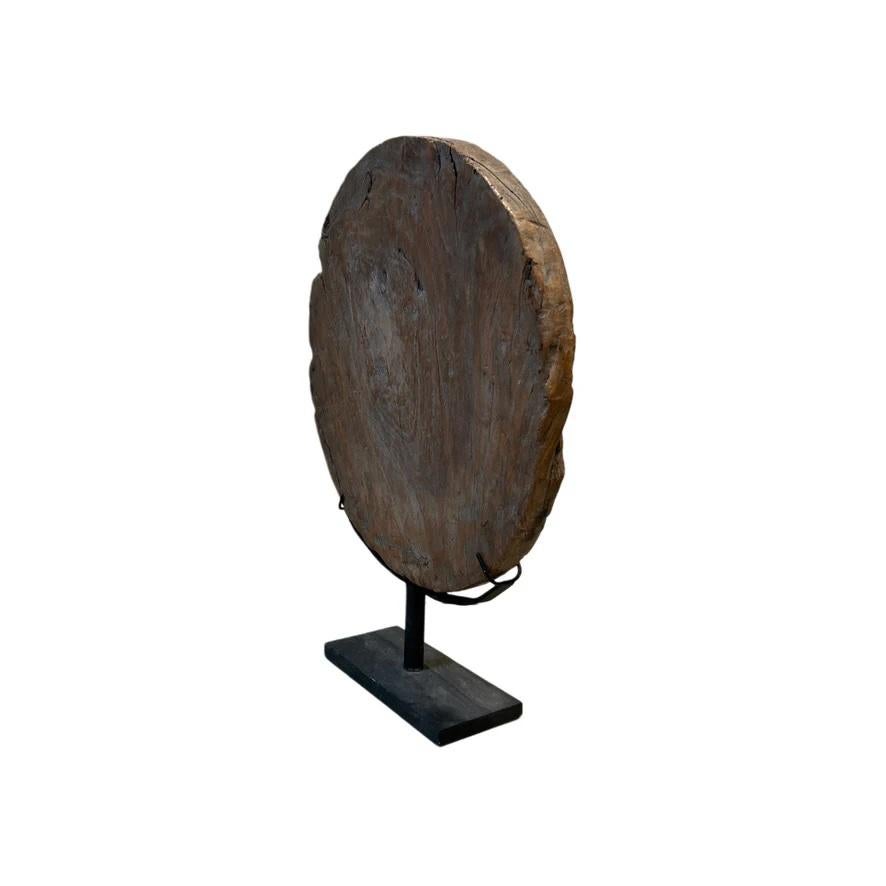Industriel Sculpture de roue en bois vintage sur pied  - GRAND en vente