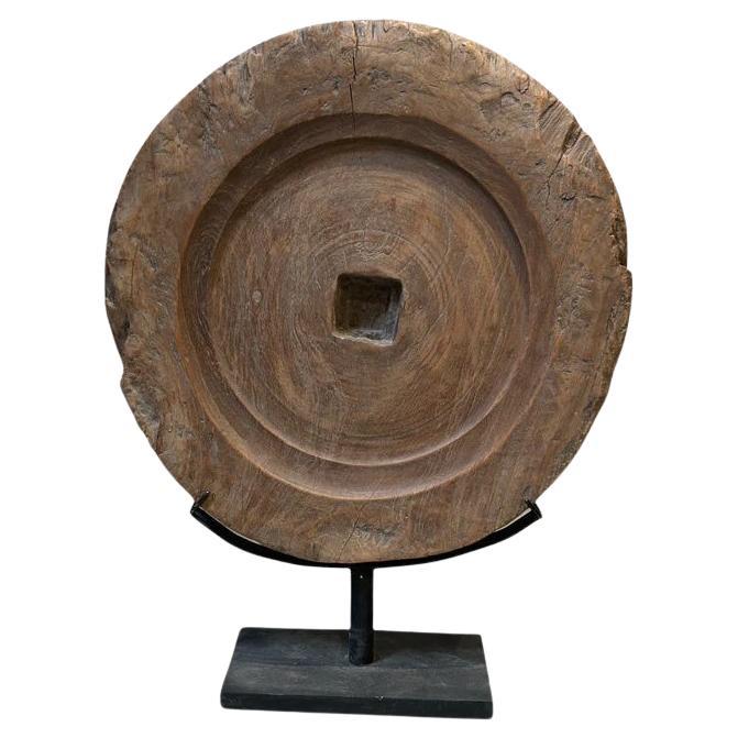 Sculpture de roue en bois vintage sur pied  - GRAND en vente