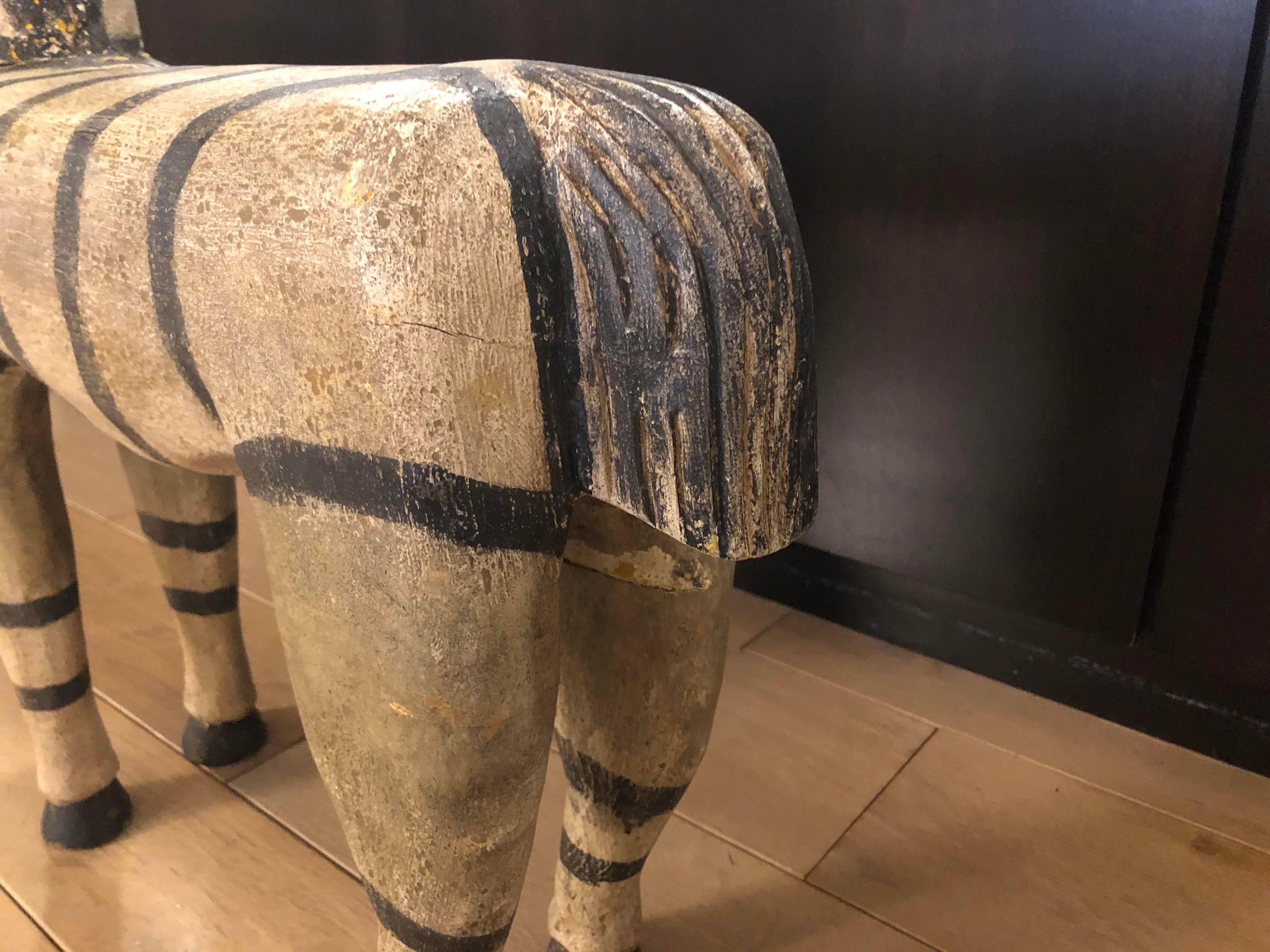 Le proporzioni astratte rendono questa zebra così insolita e moderna. Dipinto a mano con vernice chippy. Alcune crepe superficiali dovute all'età aggiungono personalità a questo ragazzo.

Dimensioni: 20 