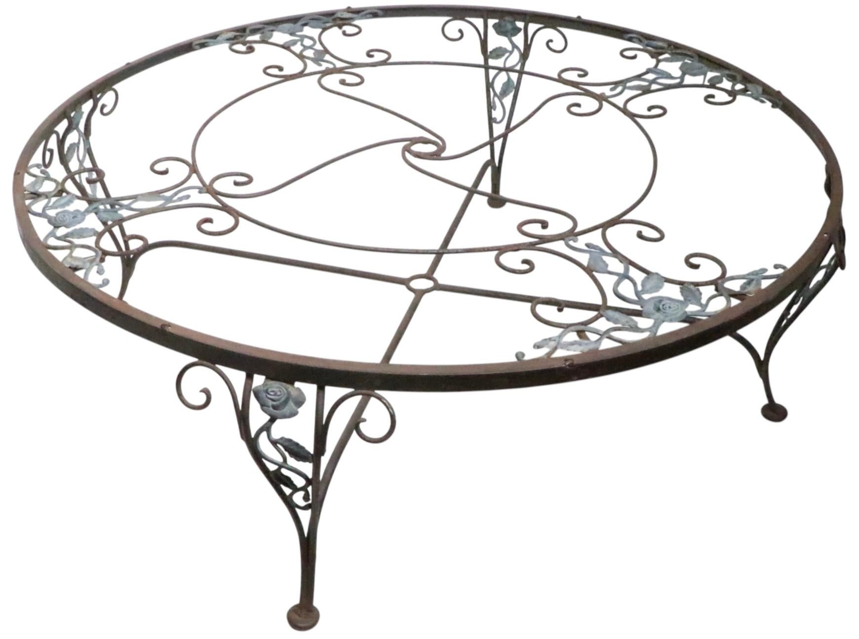 Hollywood Regency Tavolino vintage in ferro battuto Woodard Chantilly Rose in vendita