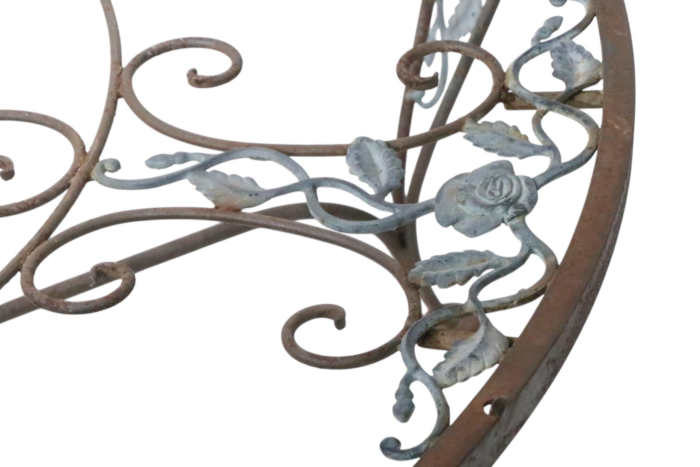 Tavolino vintage in ferro battuto Woodard Chantilly Rose In condizioni buone in vendita a New York, NY