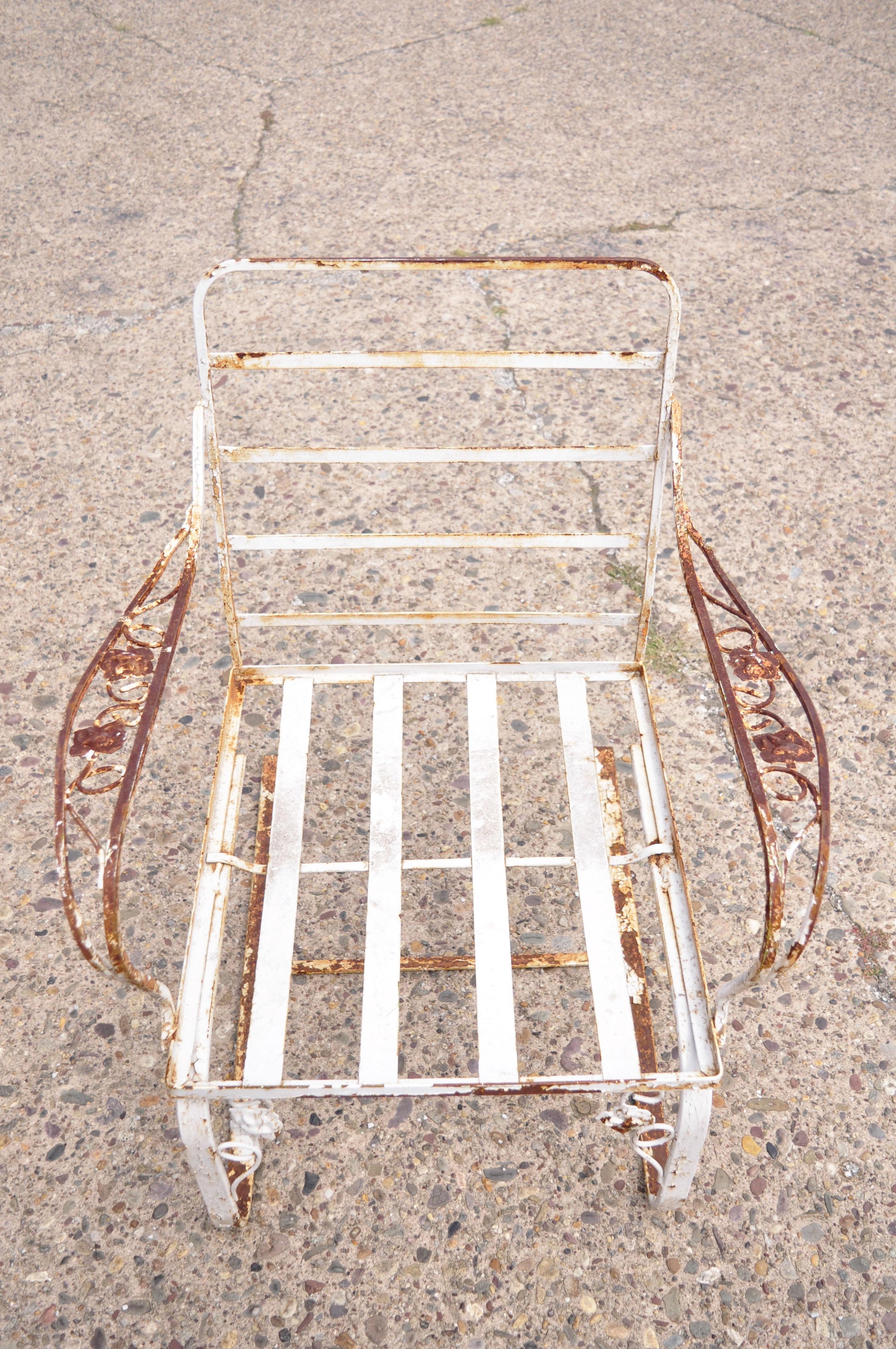 Vieille chaise longue de jardin bouffante en fer forgé Chantilly Rose de Woodard. L'article présente un cadre à ressort/bouchon, un motif classique de Chantilly Rose, une construction en fer forgé, un savoir-faire américain de qualité, un style et