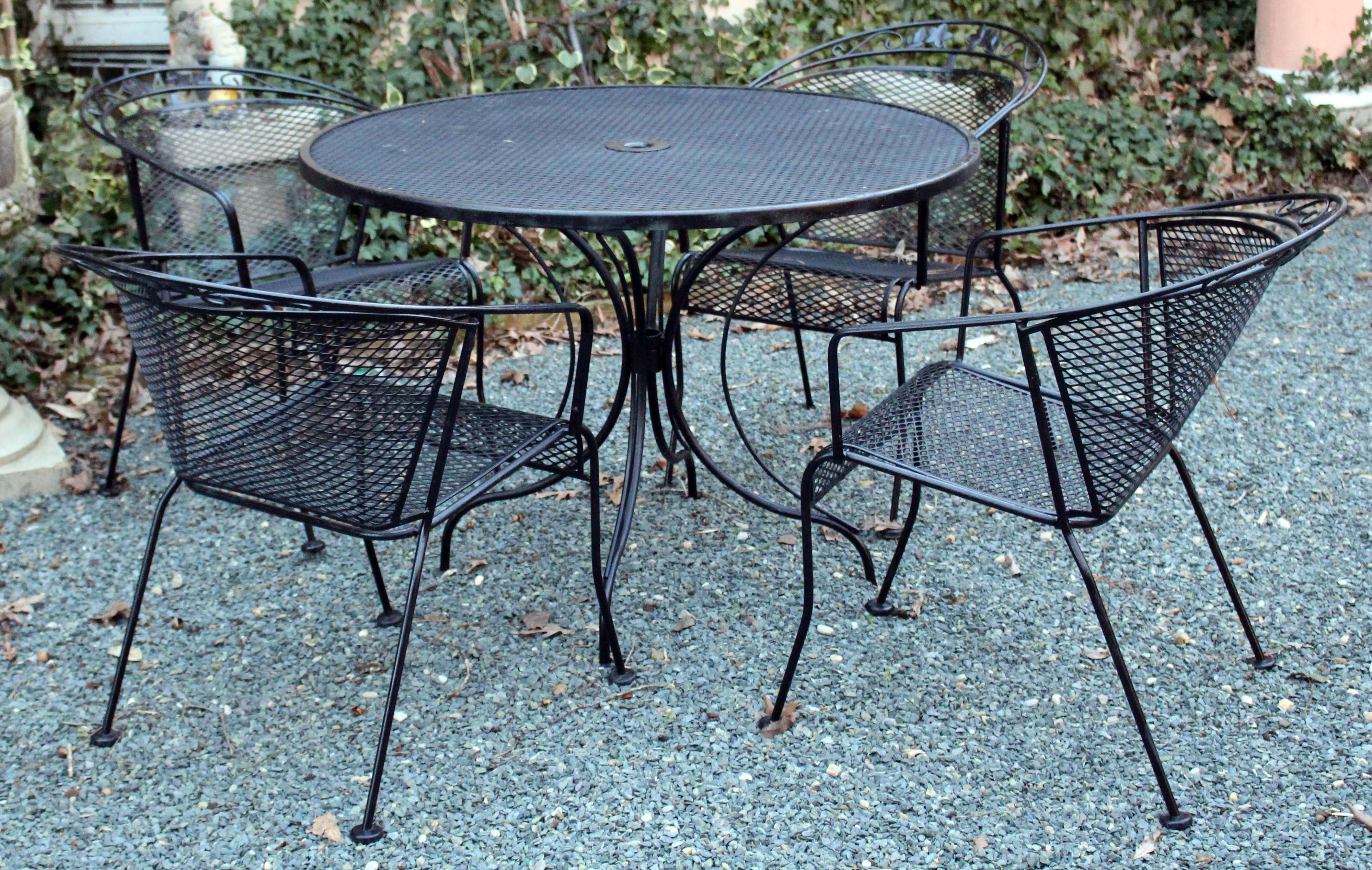 Vintage Woodard Four Chair and Round Table Set In Good Condition In Chapel Hill, NC