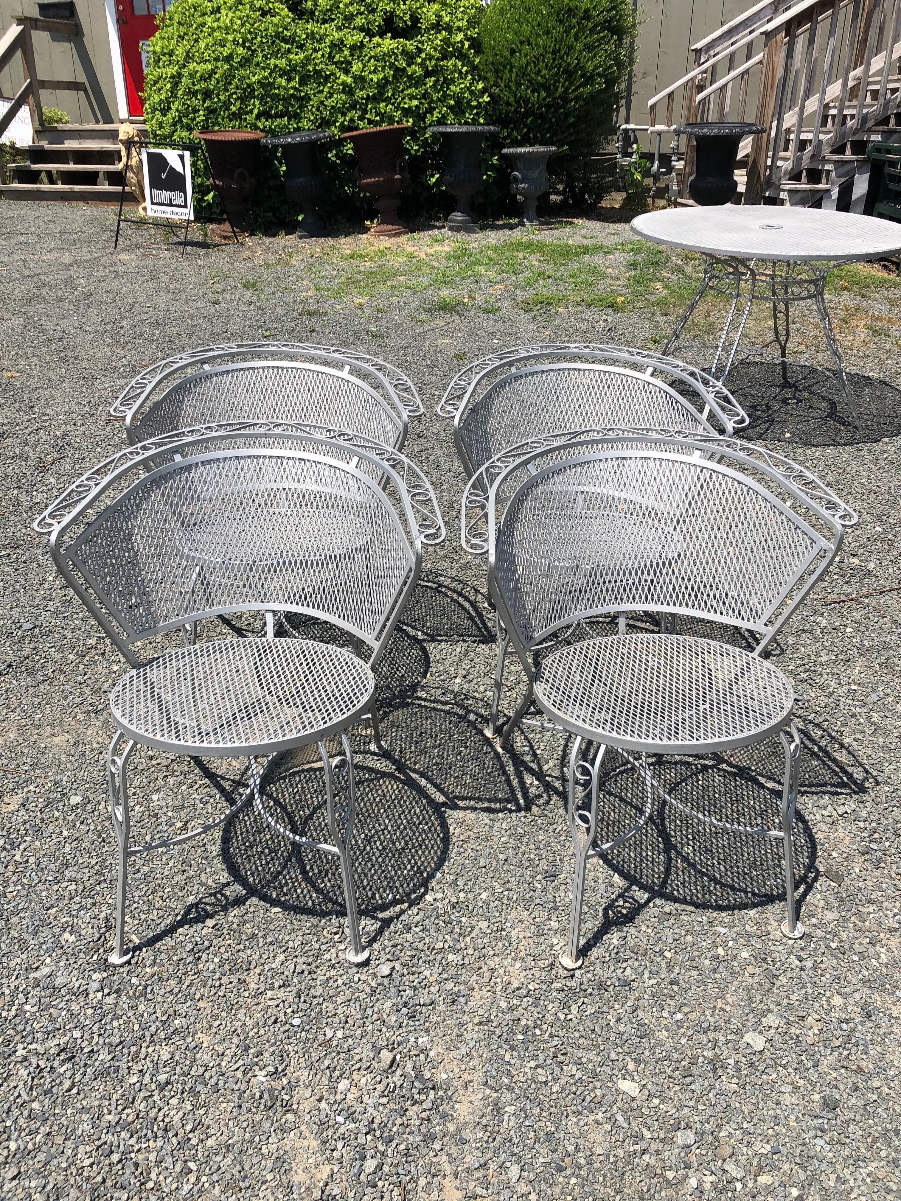 Vintage Woodard Midcentury Outdoor Dining Set with Round Table and 4 Chairs In Excellent Condition In Hopewell, NJ
