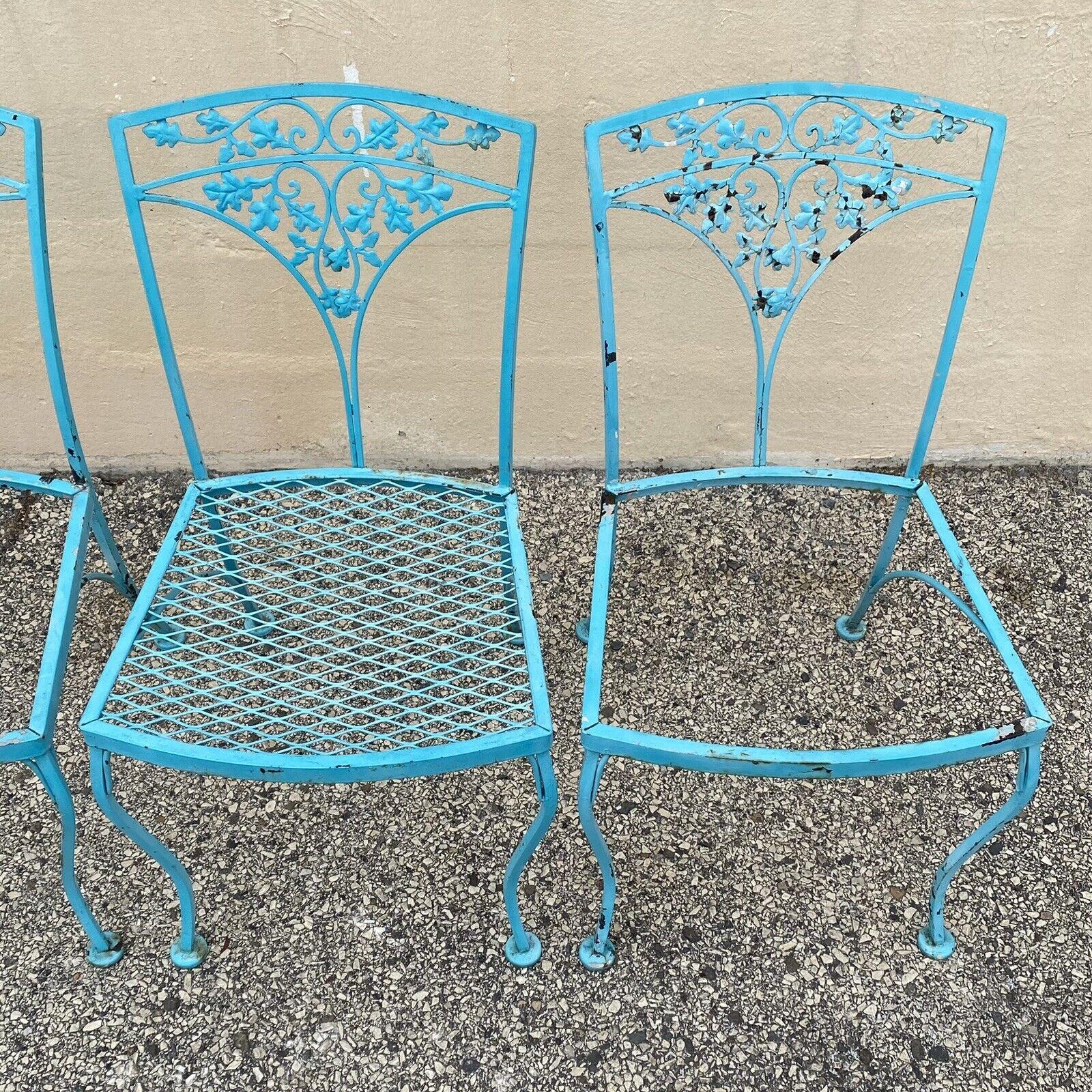 20ième siècle Ensemble de 4 chaises de salle à manger de jardin vintage Woodard en fer forgé à motif Orleans en vente