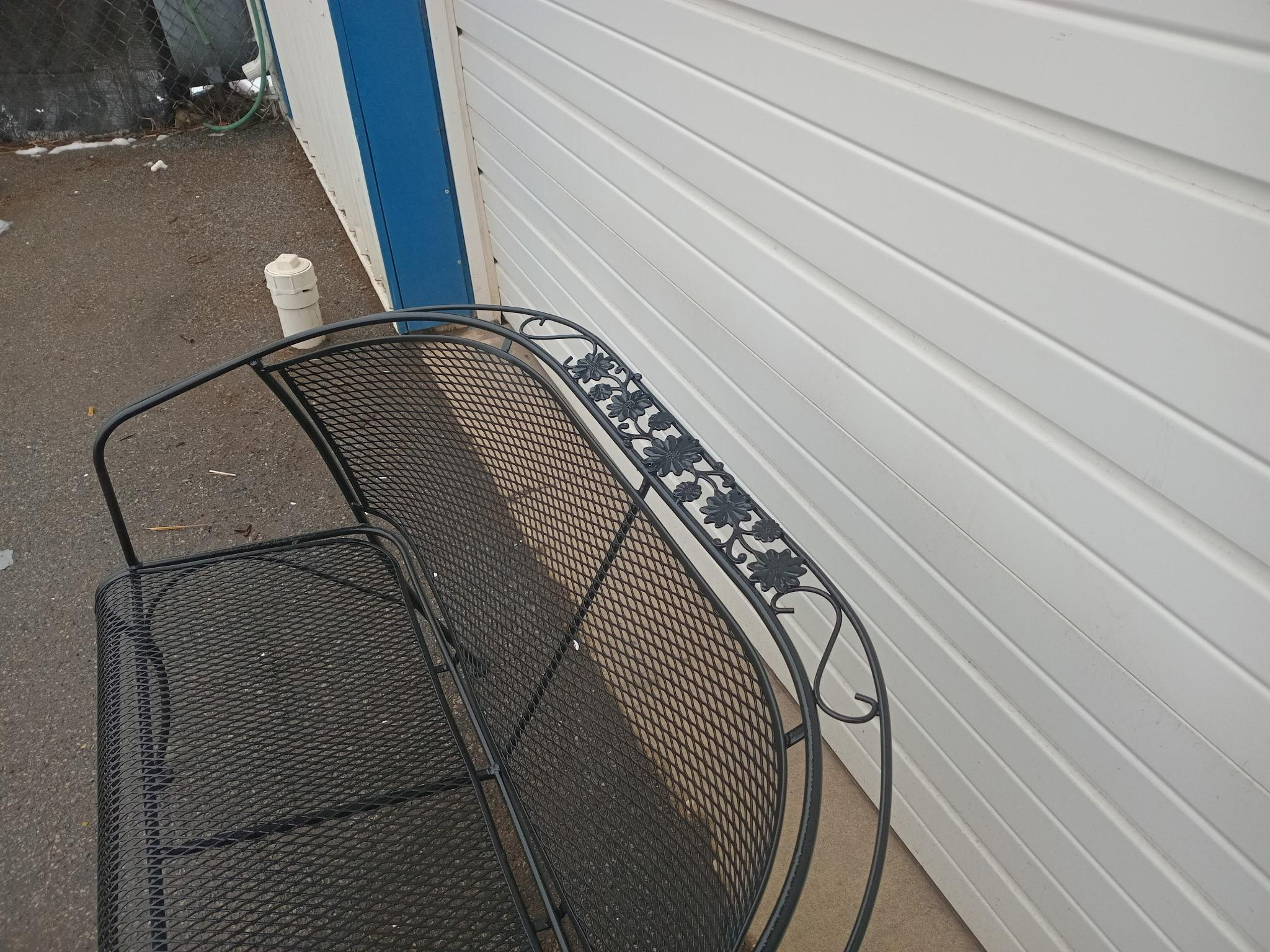 Vintage Woodard Outdoor Iron Loveseat/Bench In Good Condition In Wilmington, DE