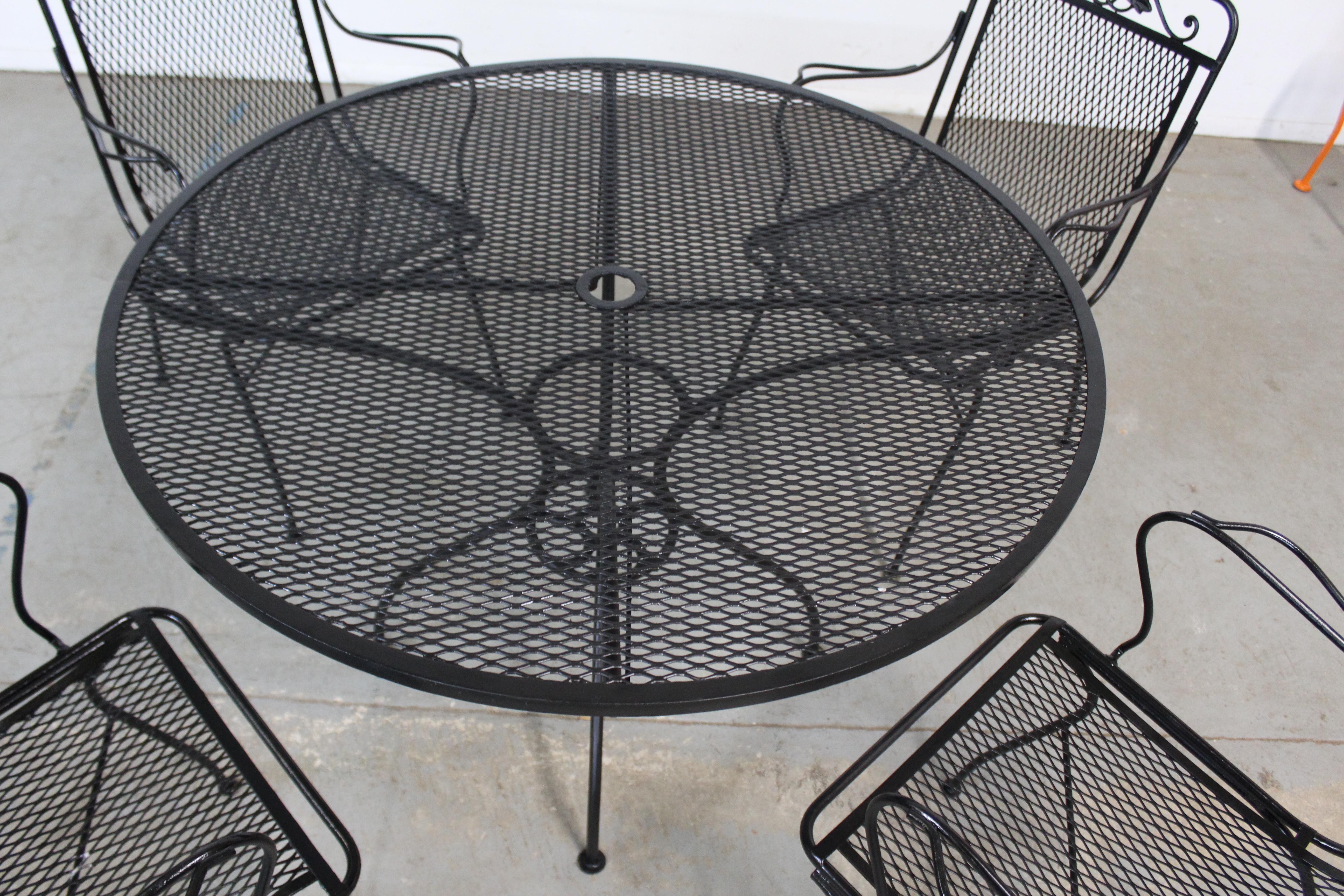 Vintage Woodard Outdoor Iron Table and 4 Chairs  In Good Condition For Sale In Wilmington, DE