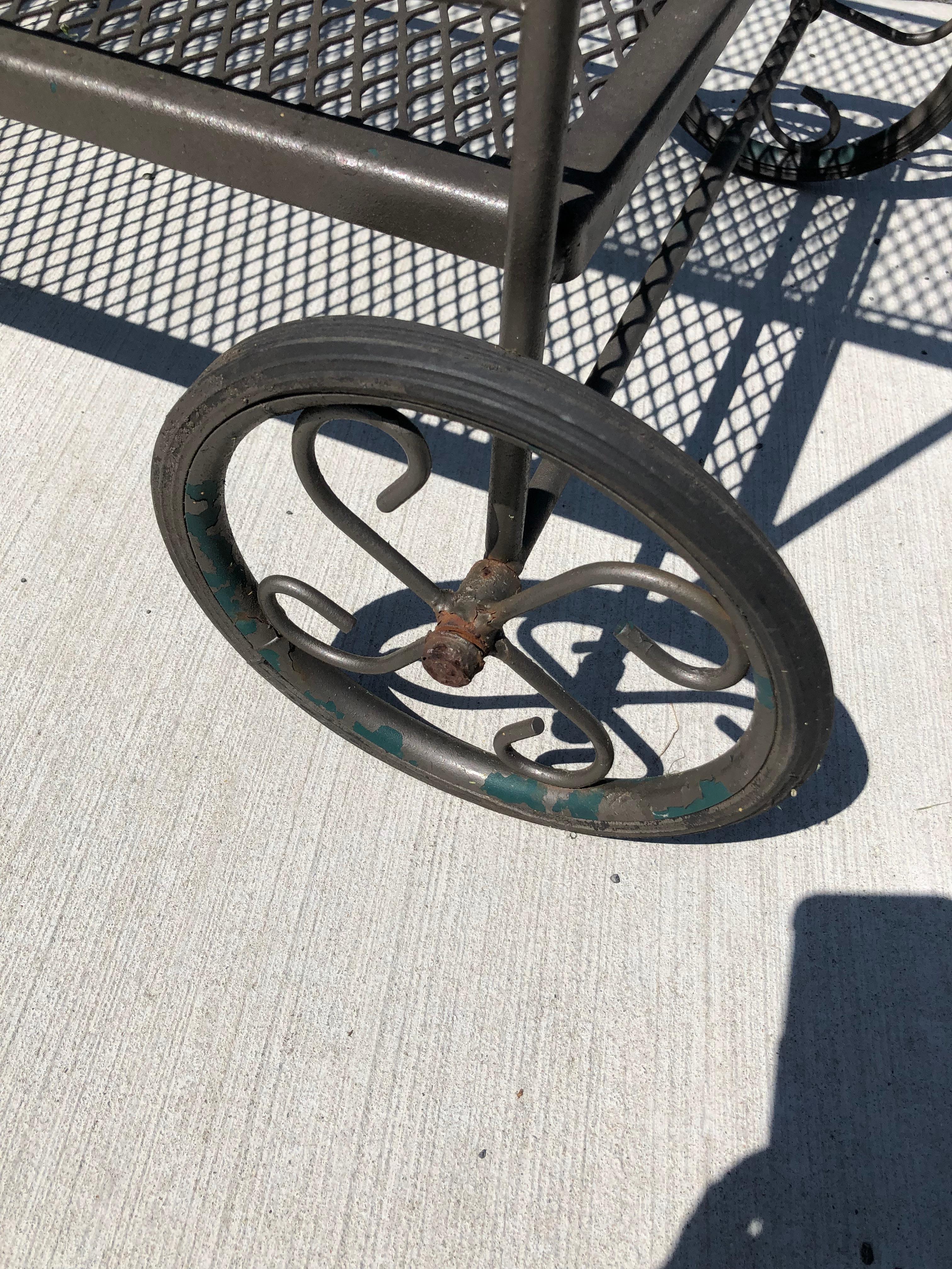 Vintage Woodard Patio Painted Iron Bar Cart In Good Condition For Sale In Hopewell, NJ