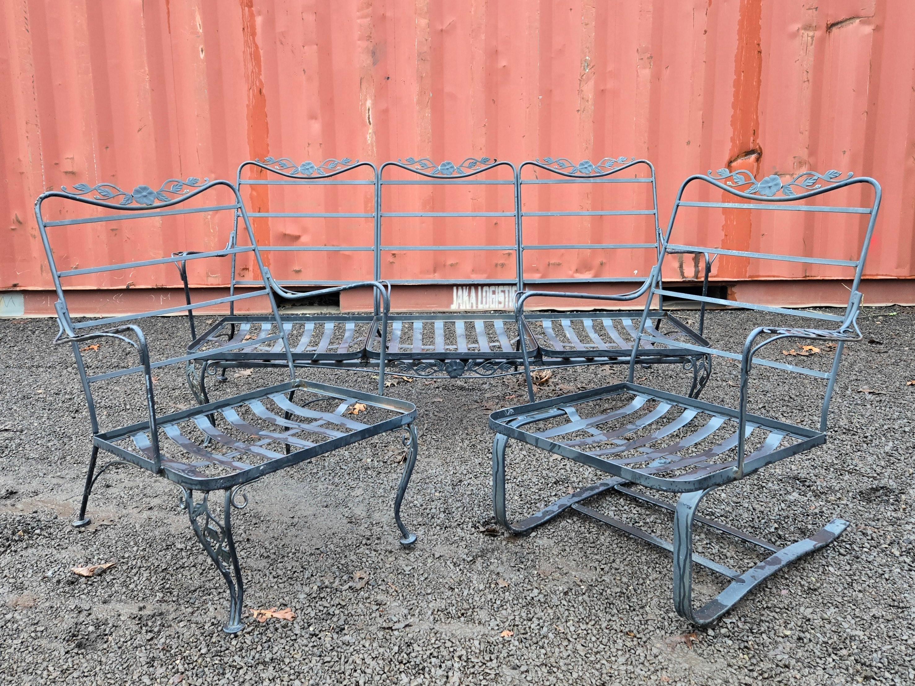 Il s'agit d'un magnifique ensemble de patio vintage de Woodard, une marque renommée dans le domaine du mobilier d'extérieur. Le canapé 3 places offre une assise généreuse et est confortable avec l'ajout de coussins. Les 2 chaises à bras en fer forgé