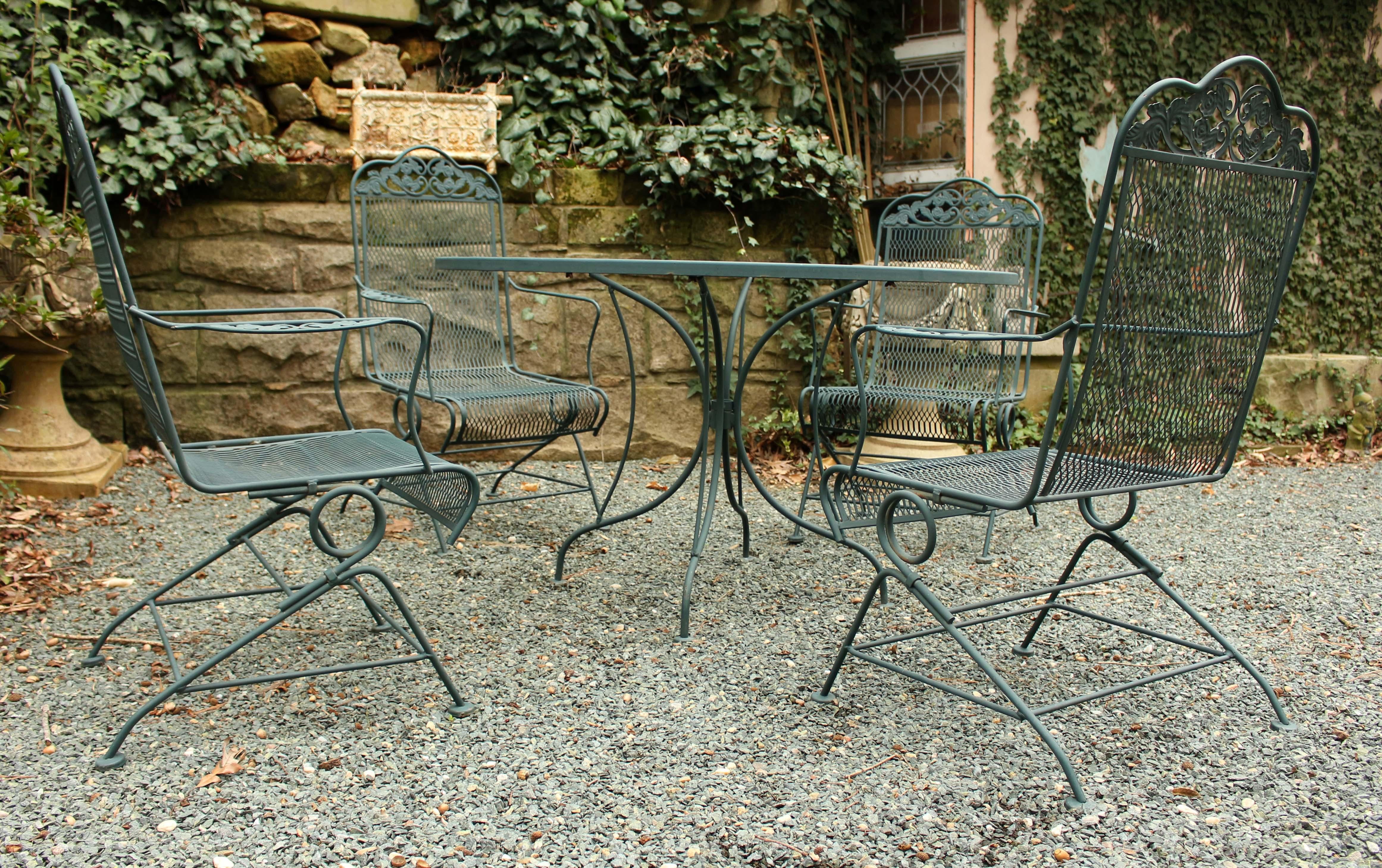Vintage Woodard style garden outdoor patio dining set. Four coil spring bouncing arm chairs & 48