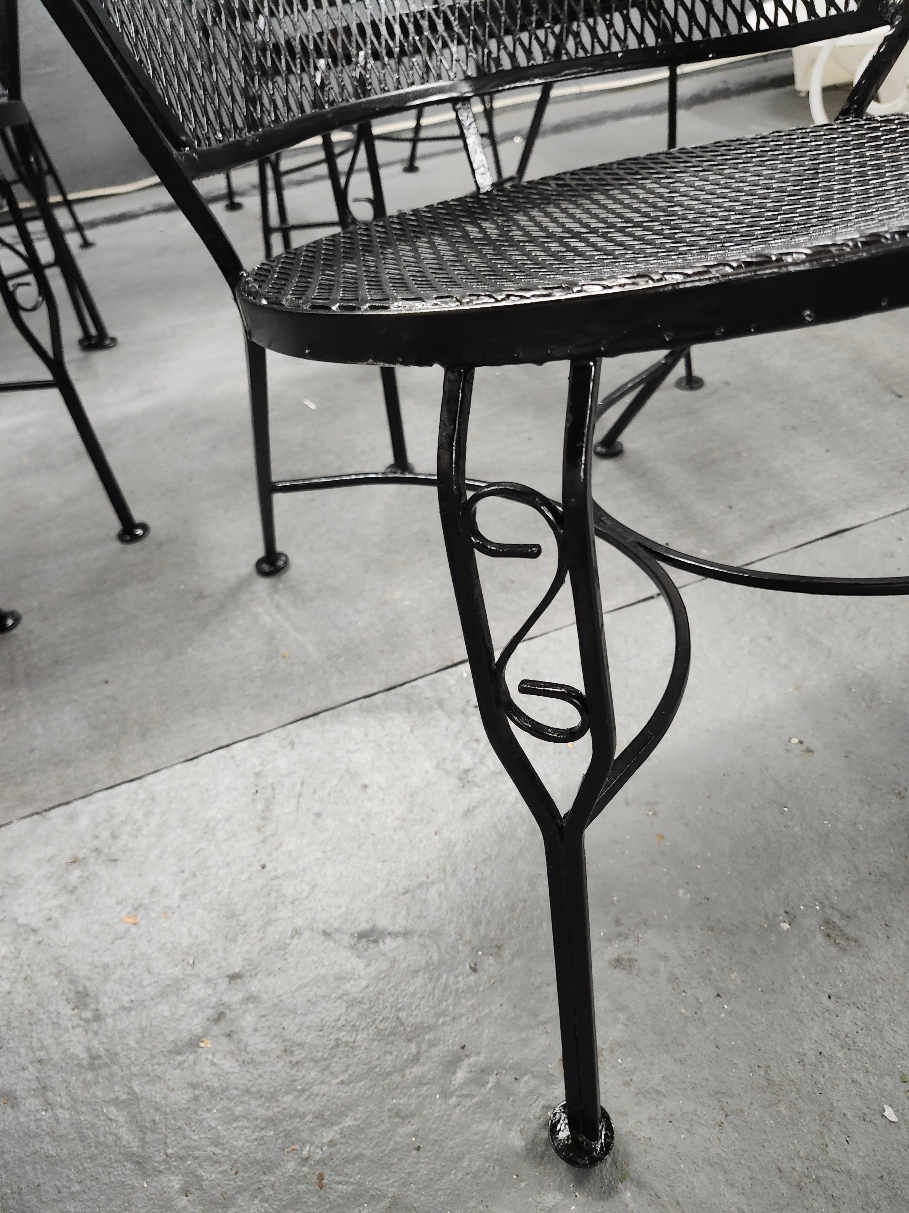 Améliorez votre patio et ajoutez un charme vintage à votre espace extérieur avec cet ensemble spectaculaire de chaises Club à dossier barrique en fer forgé vintage. Parfait pour se prélasser au bord de la piscine ou l'associer à une grande table à