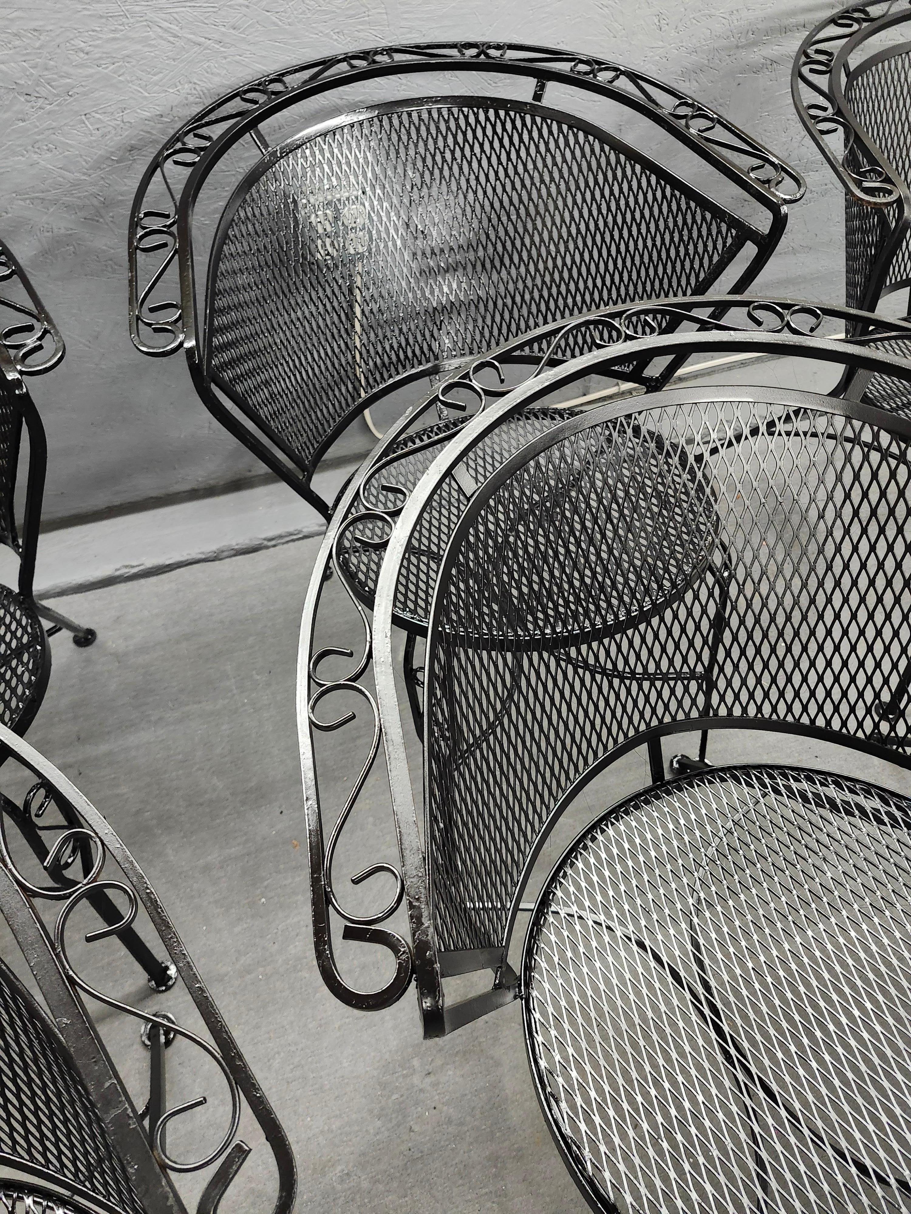 Woodard Schmiedeeiserne Stühle im Vintage-Stil, 8er-Set Stühle mit Fassrückenlehne (Moderne der Mitte des Jahrhunderts) im Angebot