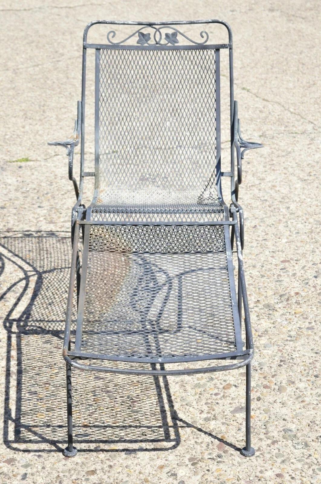 Silla chaise longue de jardín de hierro forjado Russell Woodard vintage con reposapiés extraíble. Estructura de hierro forjado, reposapiés extraíble, construcción en 2 partes, artesanía americana de calidad, forma escultural y elegante. Mediados del