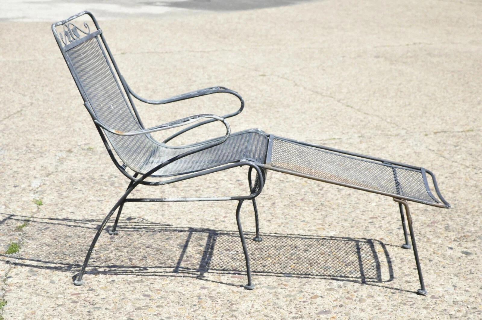 Silla chaise longue de jardín de hierro forjado Woodard vintage con reposapiés extraíble Moderno de mediados de siglo en venta