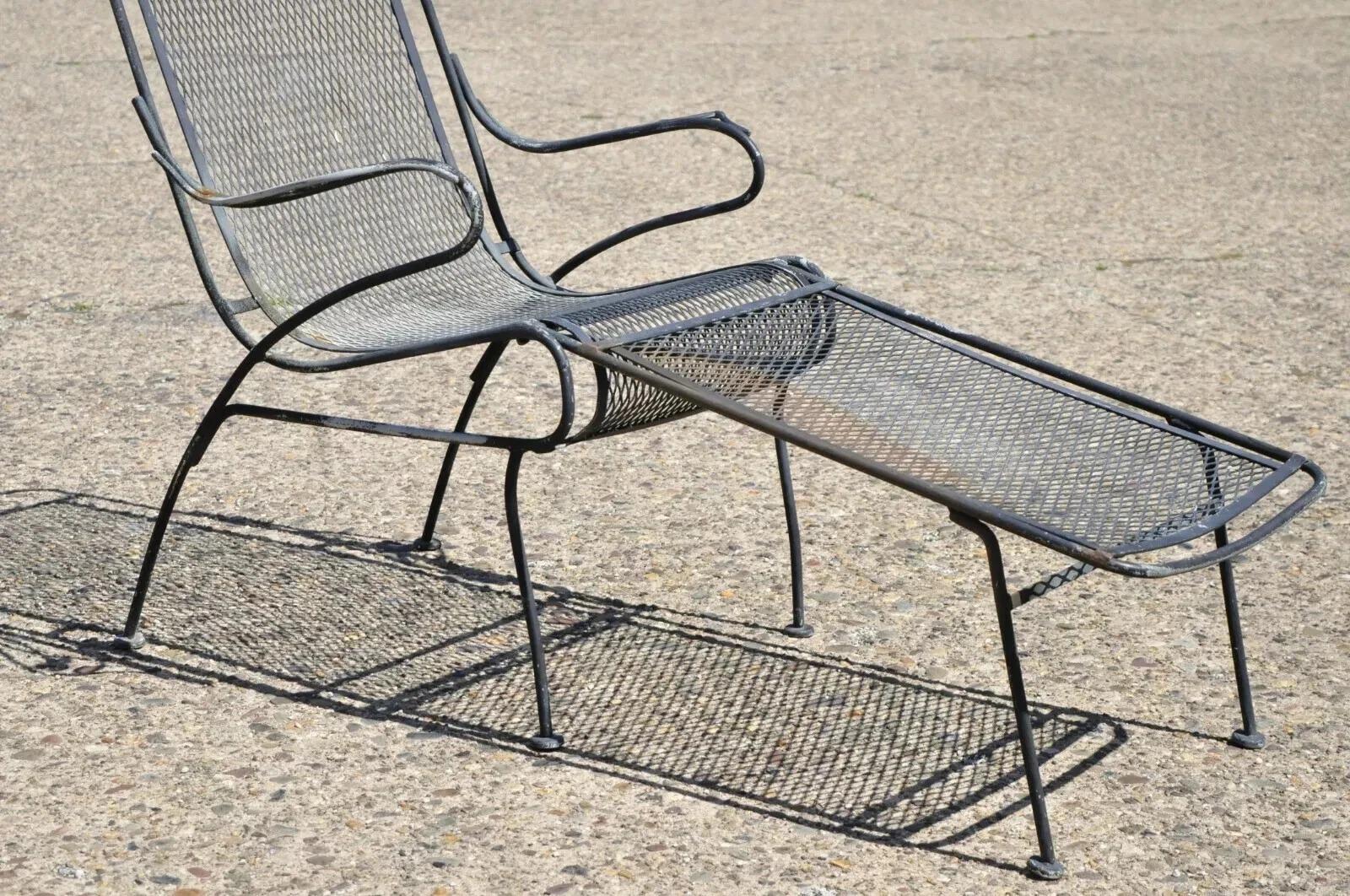 Silla chaise longue de jardín de hierro forjado Woodard vintage con reposapiés extraíble en Bueno estado para la venta en Philadelphia, PA