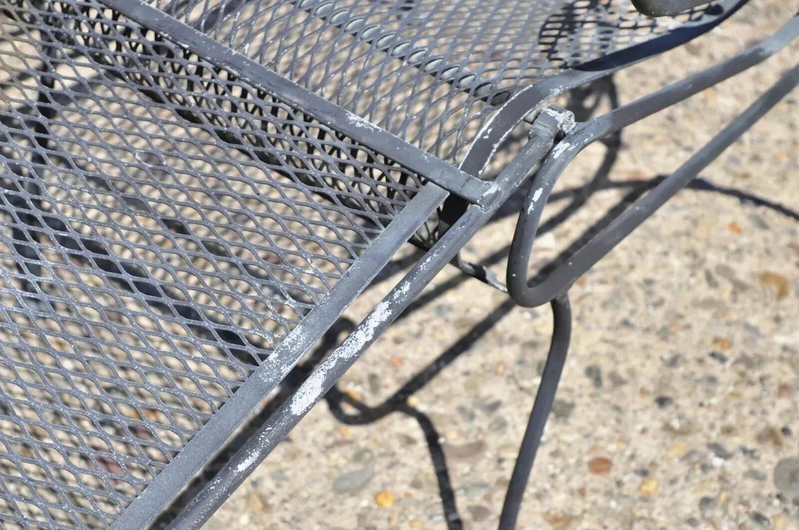 Silla chaise longue de jardín de hierro forjado Woodard vintage con reposapiés extraíble en venta 2