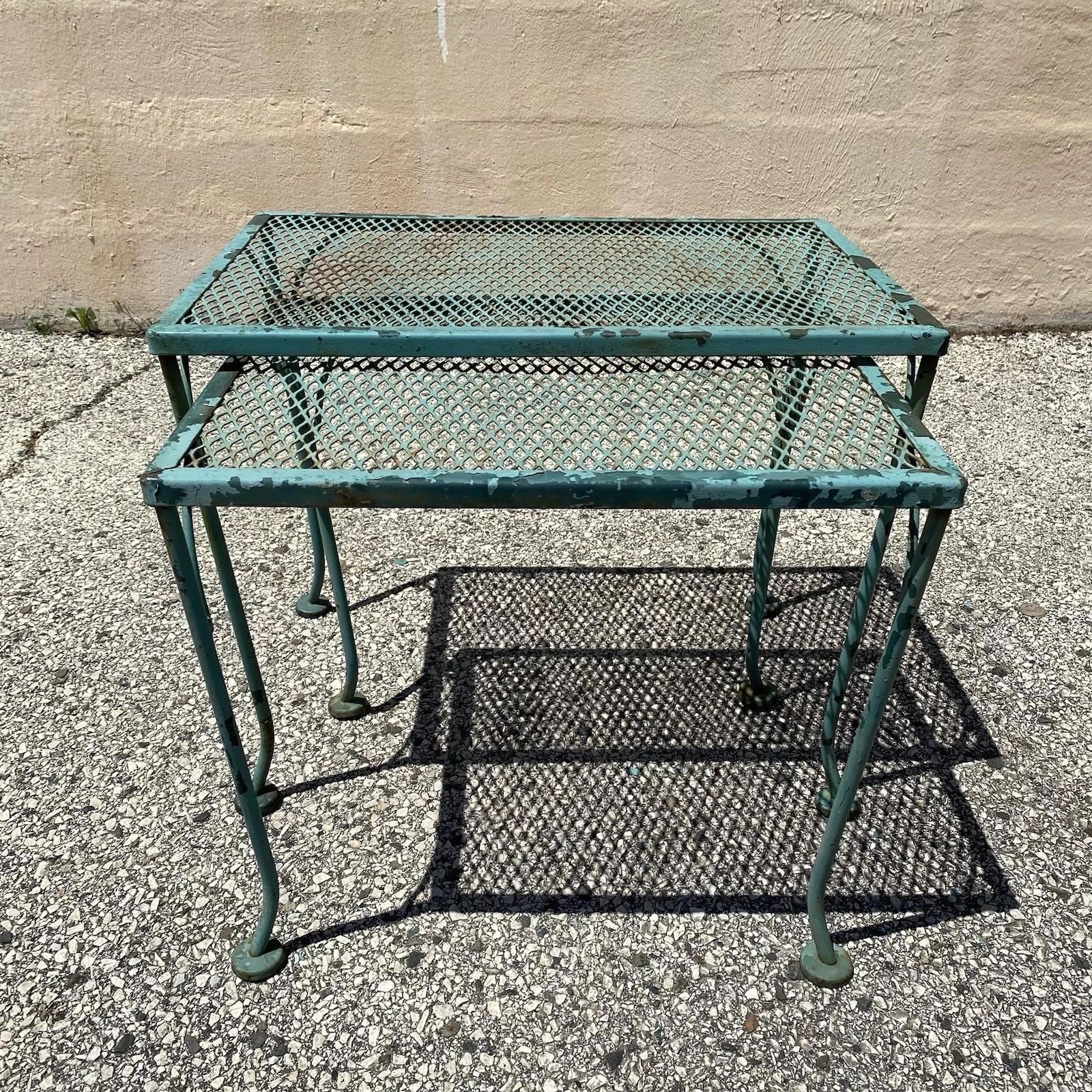 20ième siècle Vintage Woodard Wrought Iron Green Garden Patio Nesting Side Tables - 2 Pcs en vente
