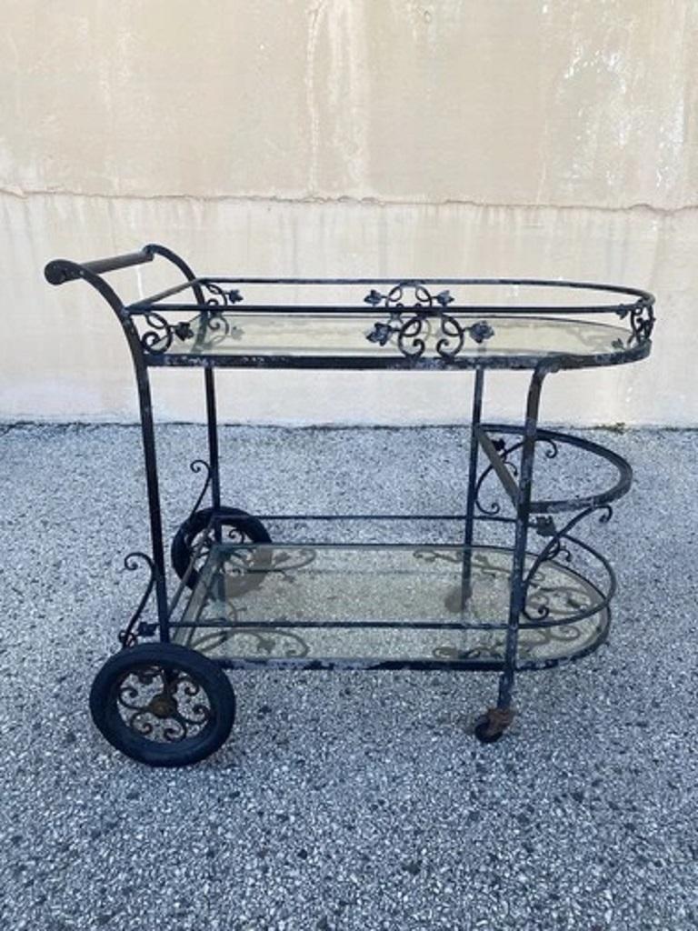 Vintage Woodard Schmiedeeisen Blatt & Vine geschwungenen Glas Garten Patio Bar Teewagen. Circa Mitte des 20. Jahrhunderts. Abmessungen: 33,5