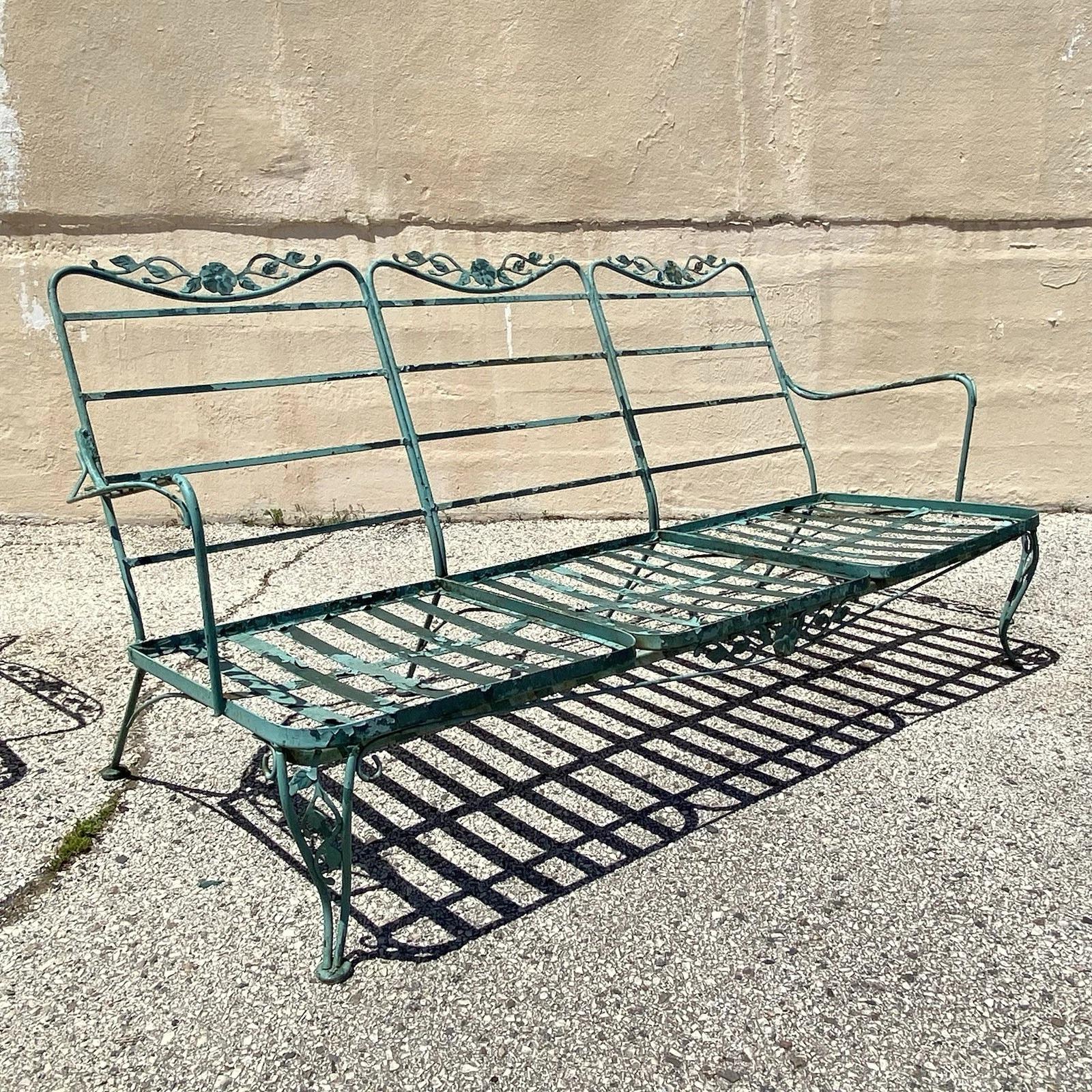 Victorien Vintage Woodard Wrought Iron Patio 3 Seat Sofa and Pair Lounge Chairs - 3 Pcs en vente