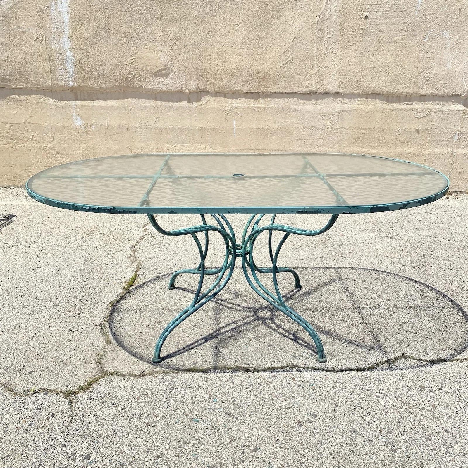 Victorien Vintage Woodard Wrought Iron Patio Dining Set w/ Long Oval Dining Table - 7 Pcs en vente