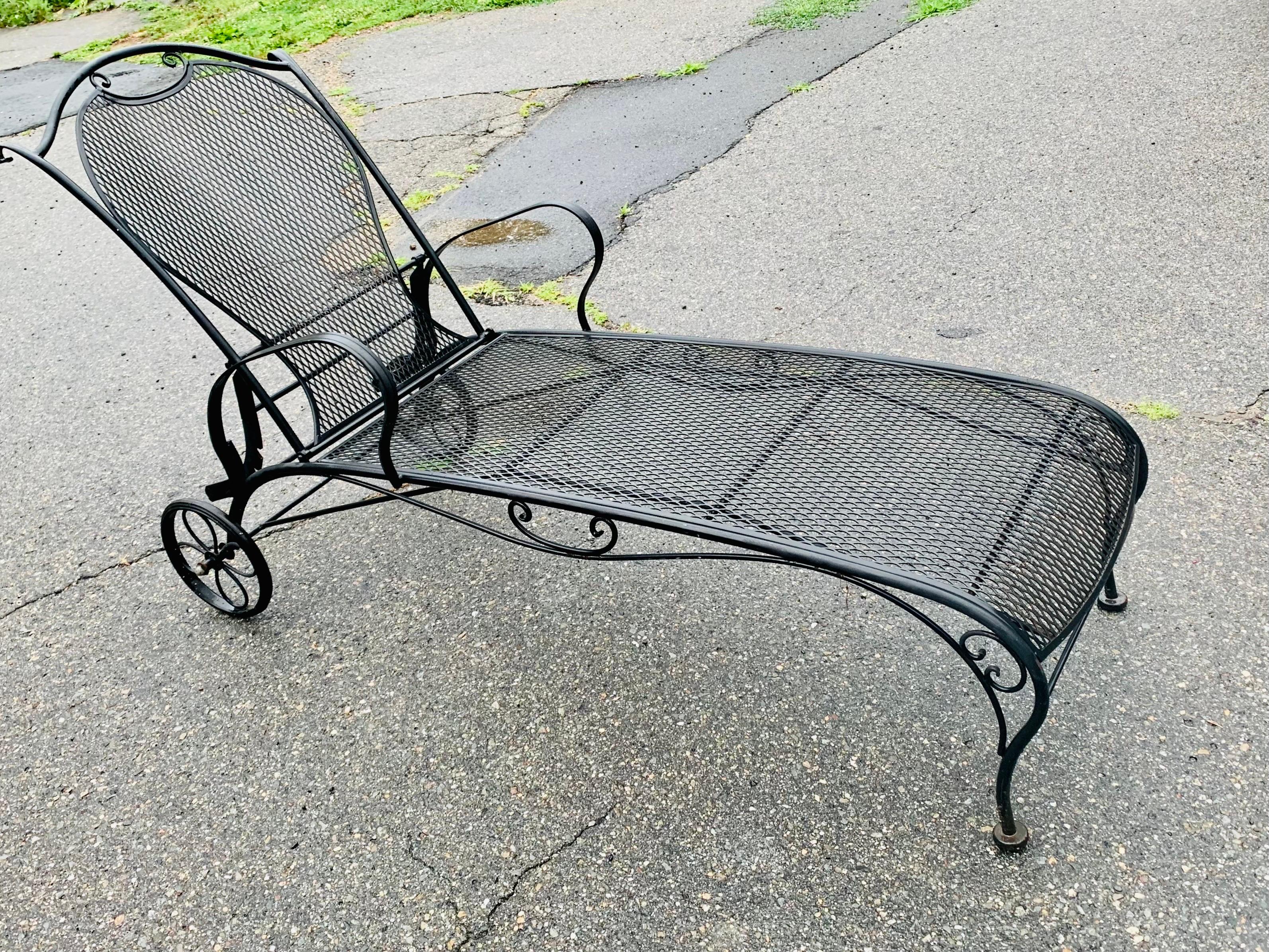 Vintage Woodard Wrought Iron Patio Lounge chair

Available now and ready to ship for your enjoyment.

Adjustable and reclining back with 6 positions
On working wheels 

Paint is in tact and free from rust

Beautiful addition to any garden,