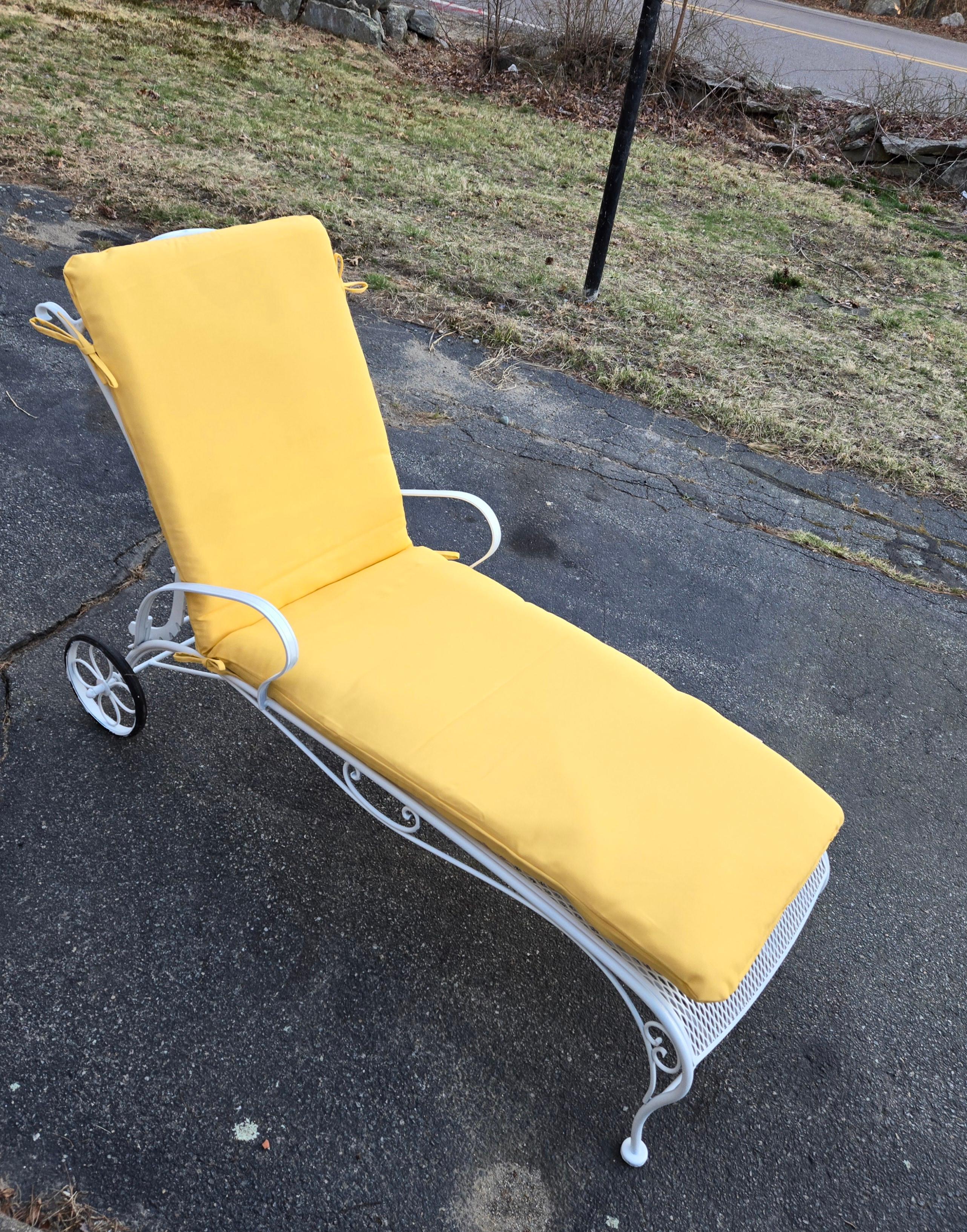 Vintage Woodard Wrought Iron Patio Lounge Chair In Good Condition For Sale In Cumberland, RI