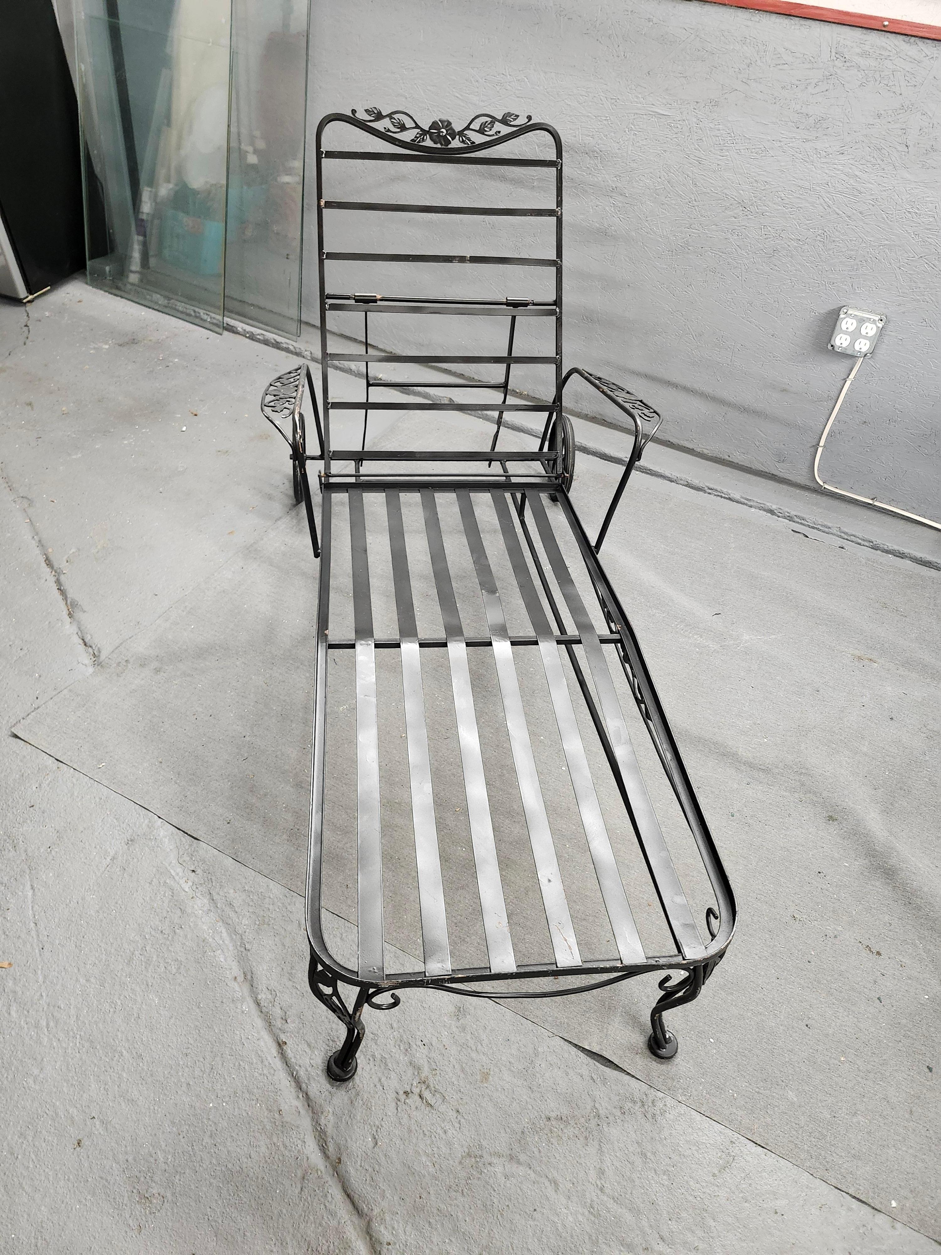 Vintage Woodard Wrought Iron Patio Lounge Chair For Sale 5