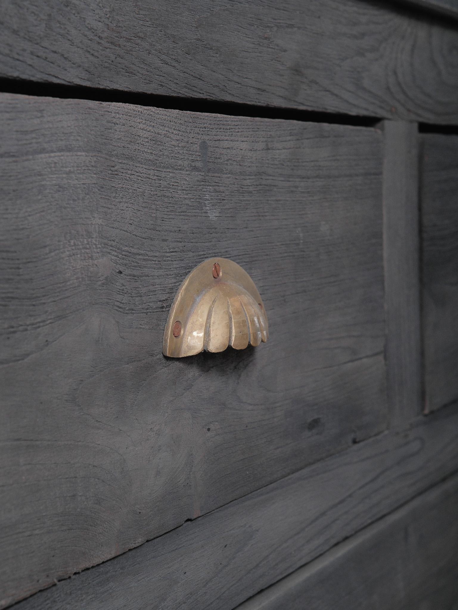 Vintage Holz 4-Schublade Kommode mit Messing Shell zieht in Holzkohle Finish im Angebot 4