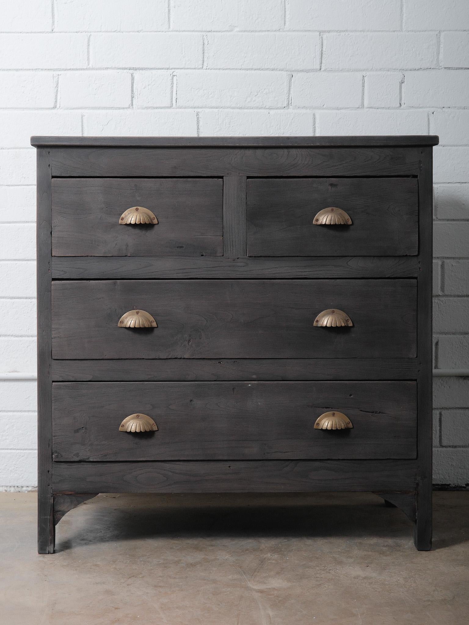 Diese Holztruhe im Vintage-Stil zeichnet sich durch eine schöne anthrazitfarbene Oberfläche und eine klassische, schlichte Silhouette aus, die sich mühelos in eine Reihe von Einrichtungsstilen einfügt. Das Möbelstück umfasst vier Schubladen - zwei