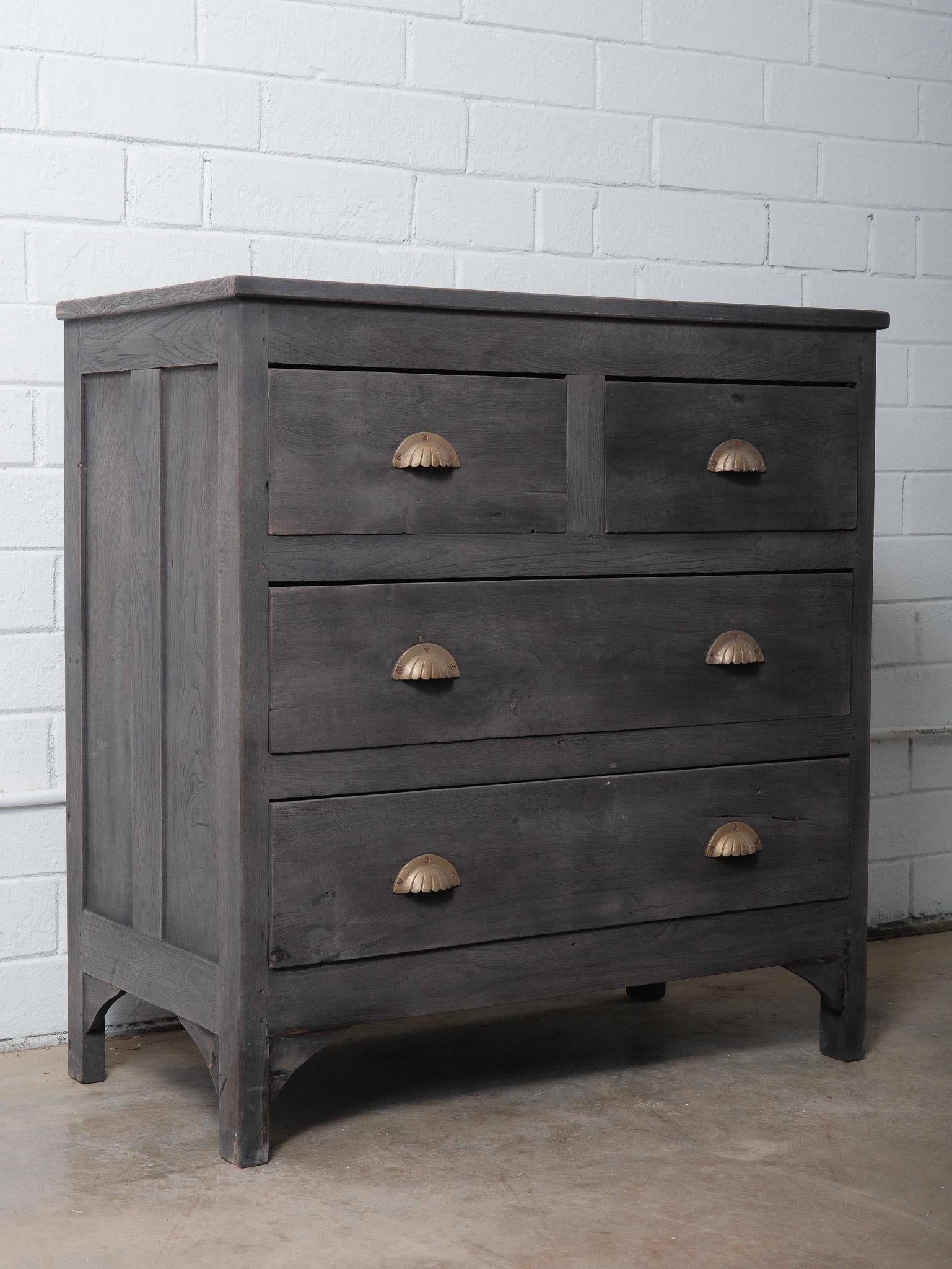 Vintage Holz 4-Schublade Kommode mit Messing Shell zieht in Holzkohle Finish (Rustikal) im Angebot