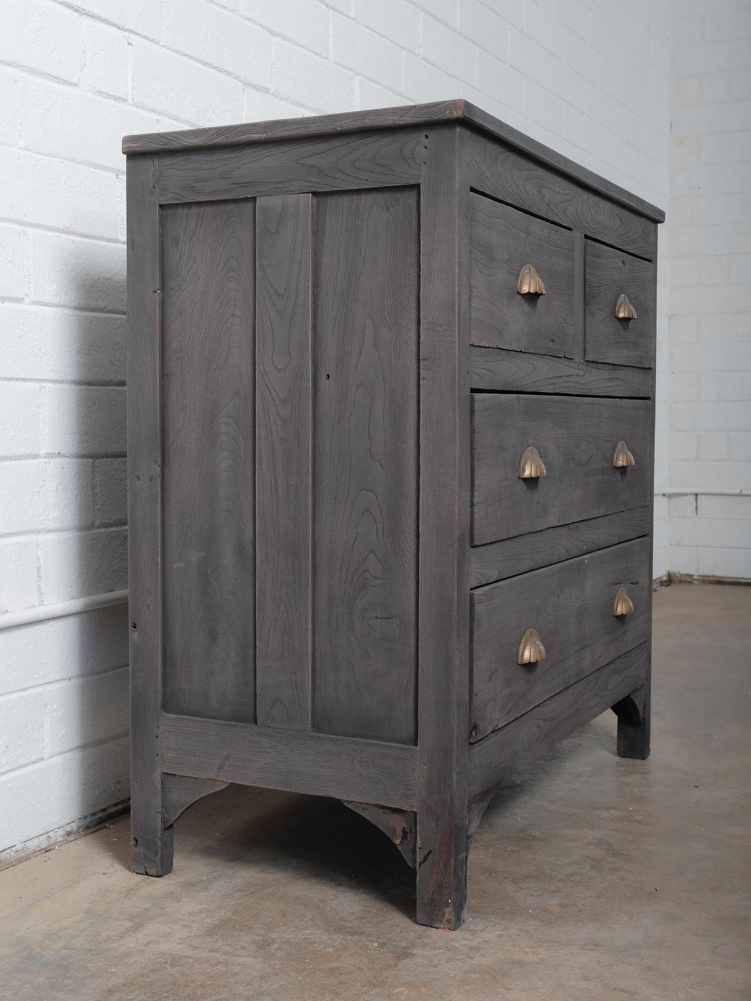 Vintage Holz 4-Schublade Kommode mit Messing Shell zieht in Holzkohle Finish (Indisch) im Angebot