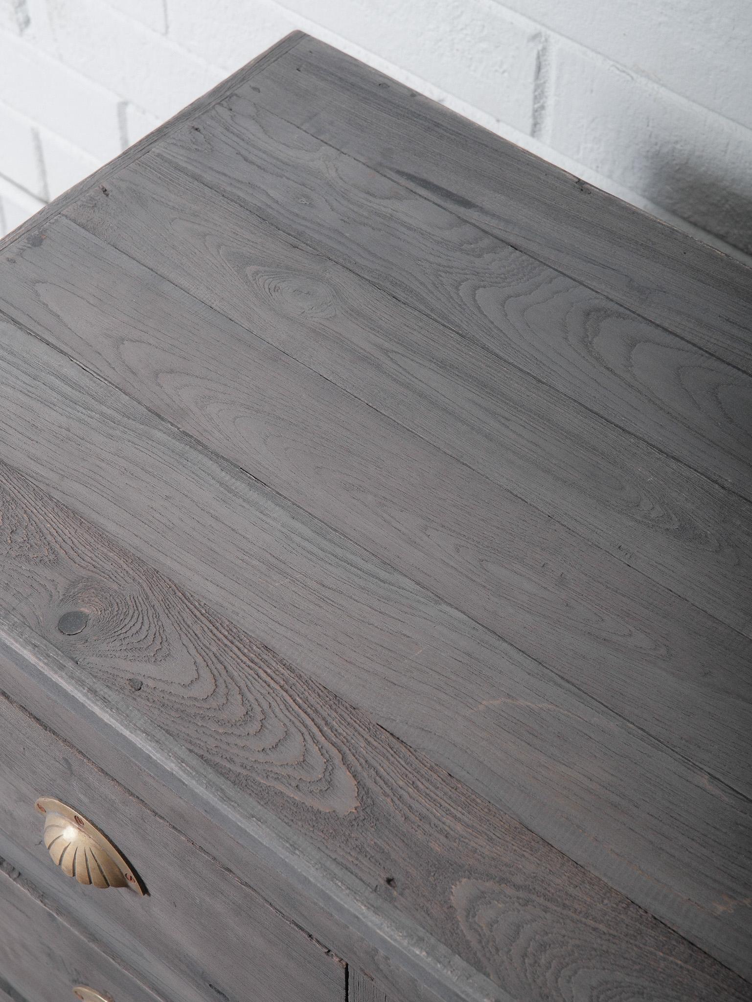 Vintage Holz 4-Schublade Kommode mit Messing Shell zieht in Holzkohle Finish im Angebot 3