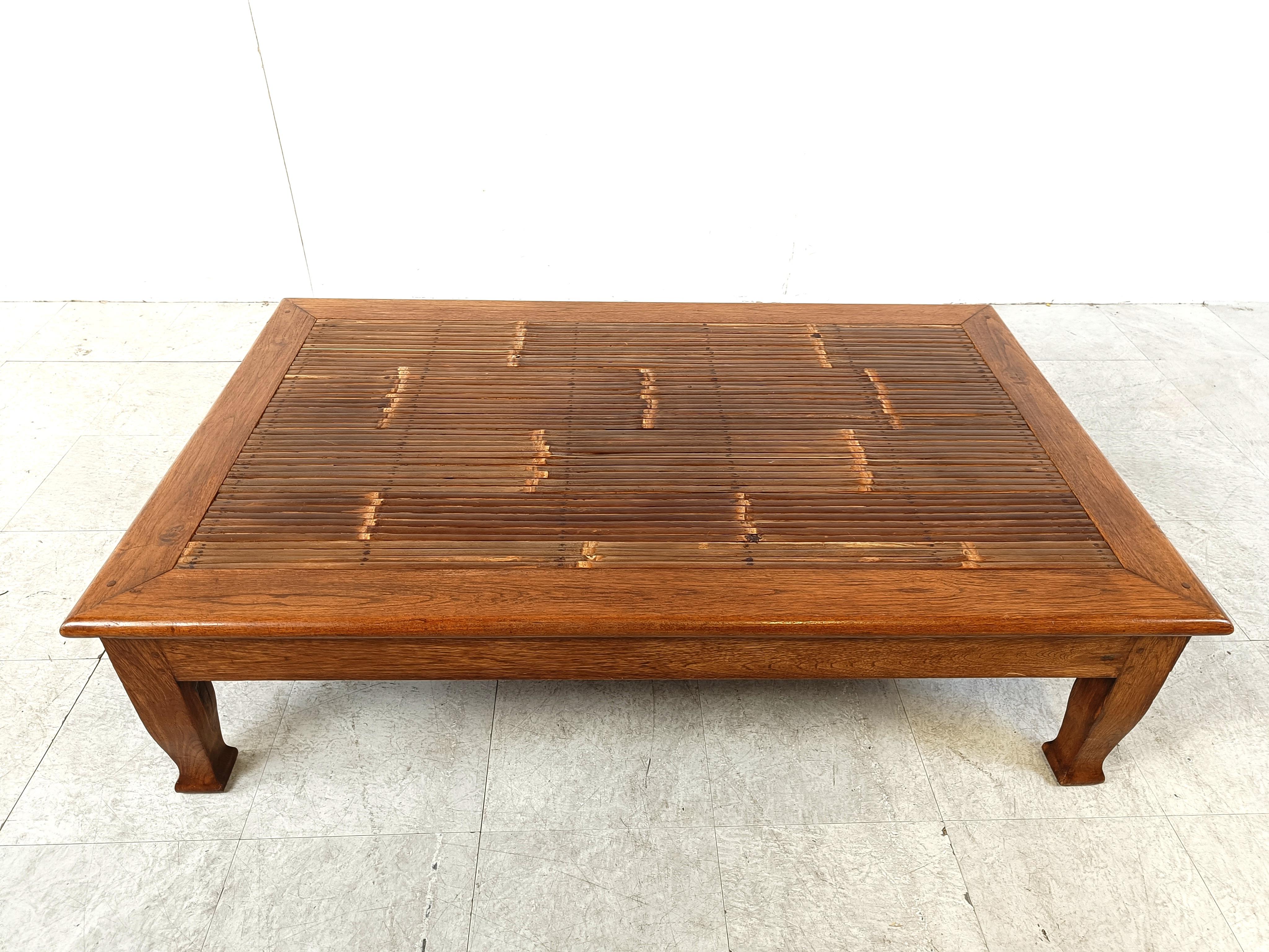 Beautiful bamboo and solid wood coffee table.

The legs are beautifully crafted with japanese influences.

1980s- Belgium

Very good condition

Dimensions:
Height: 36cm
Width: 130cm
Depth 80cm

Ref.: 771291
