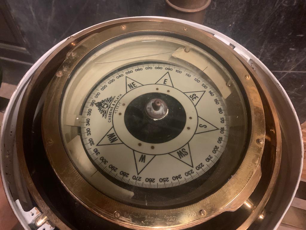 Vintage wooden and brass ship's compass with side weights, Italy For Sale 4