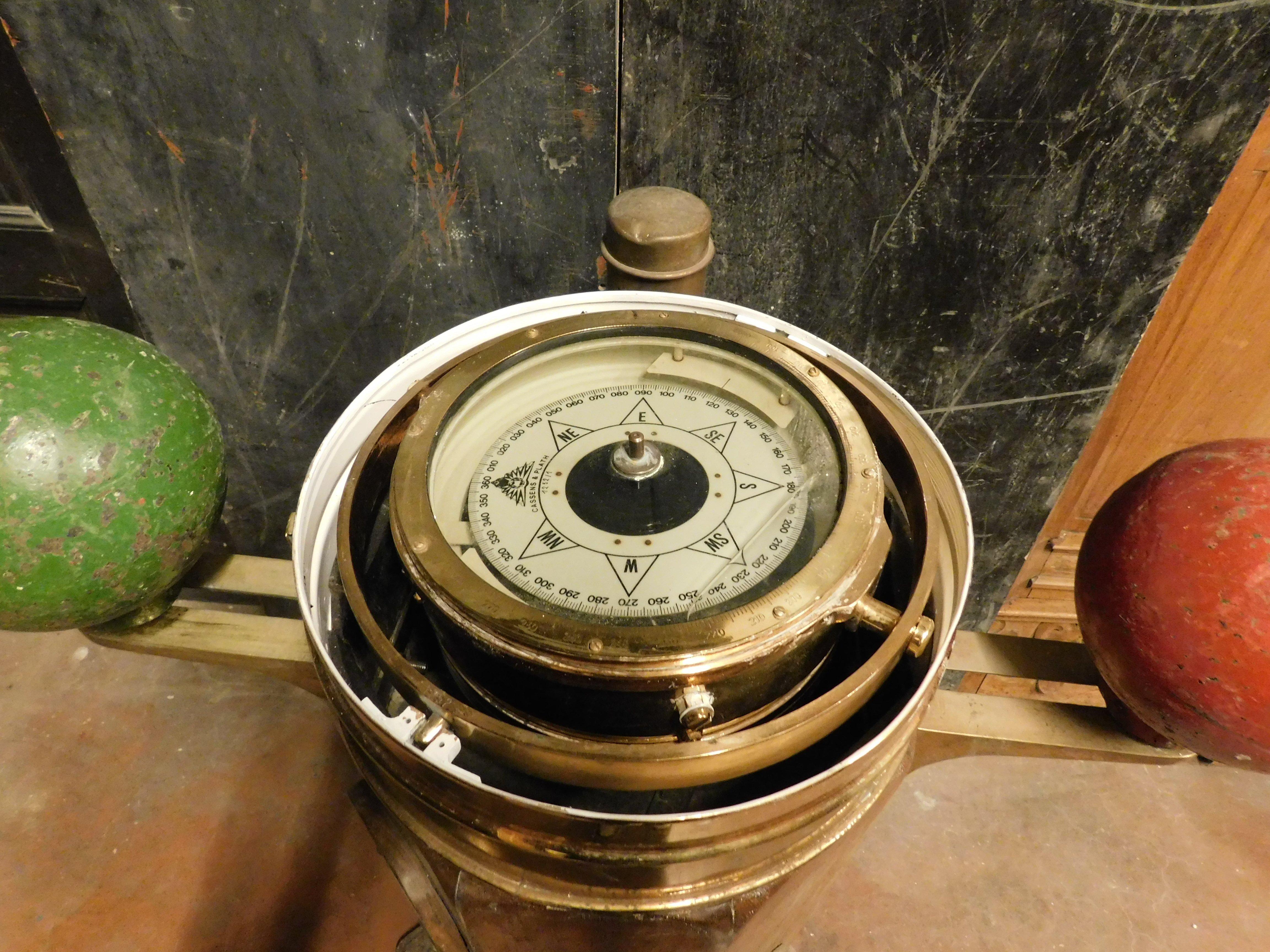 Vintage wooden and brass ship's compass with side weights, Italy In Good Condition For Sale In Cuneo, Italy (CN)