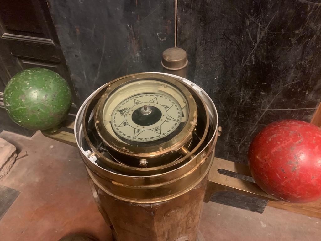 Vintage wooden and brass ship's compass with side weights, Italy For Sale 3