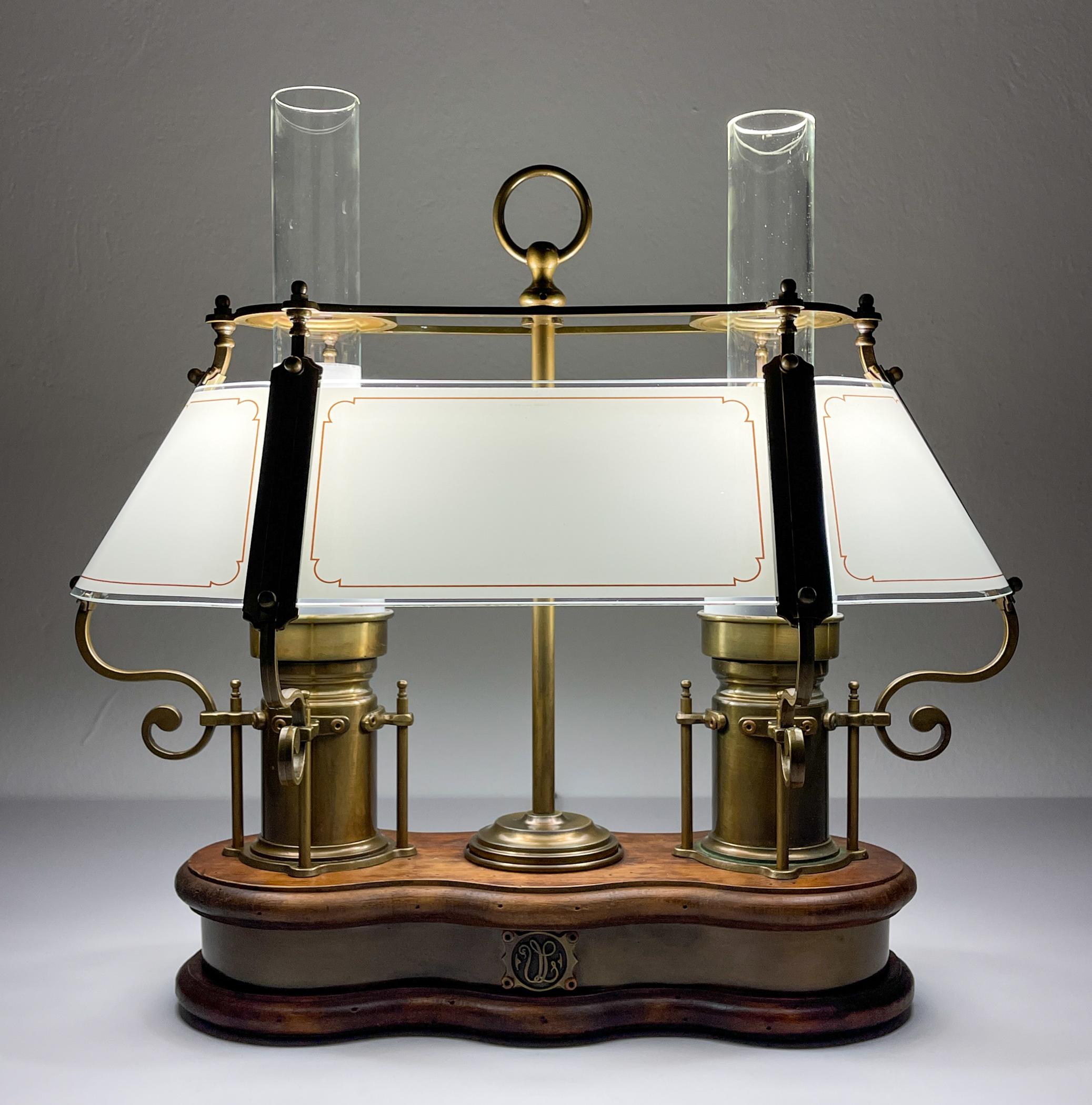 Elegante und einzigartige Messing- und Holzlampe mit Schirm von Qvist & Co. Hergestellt in Schweden in den 1970er Jahren.
Massivholz, ein schwerer Messingrahmen und Glas sorgen für ein elegantes und solides Aussehen.
Qvist & Co war eine schwedische