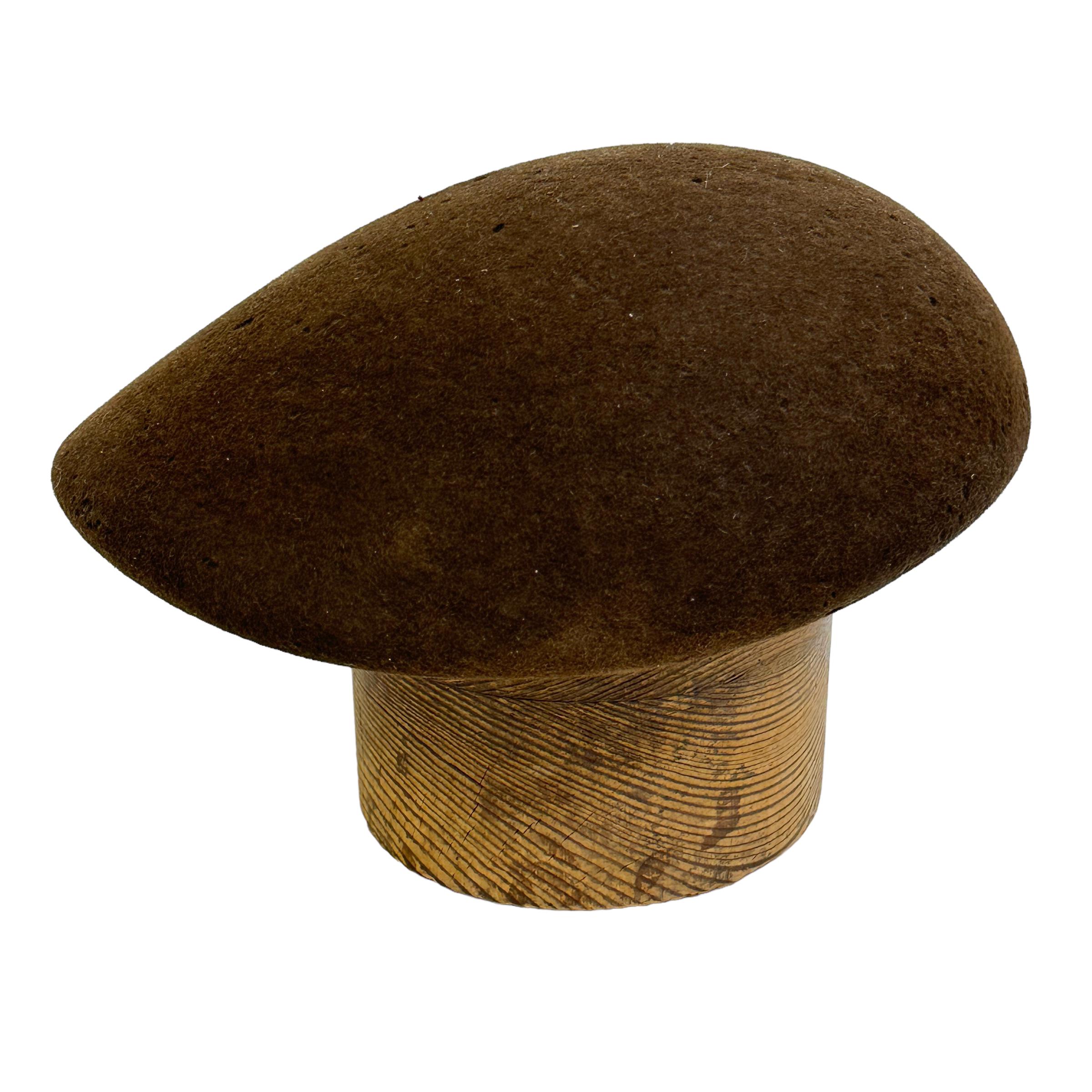 Superbe moule à chapeau en bois et en feutre, trouvé lors d'une vente de succession à Vienne, en Autriche. A la forme typique du style Art déco. Nous pensons donc qu'il a été fabriqué dans les années 1930. Bel objet de décoration ou beau support